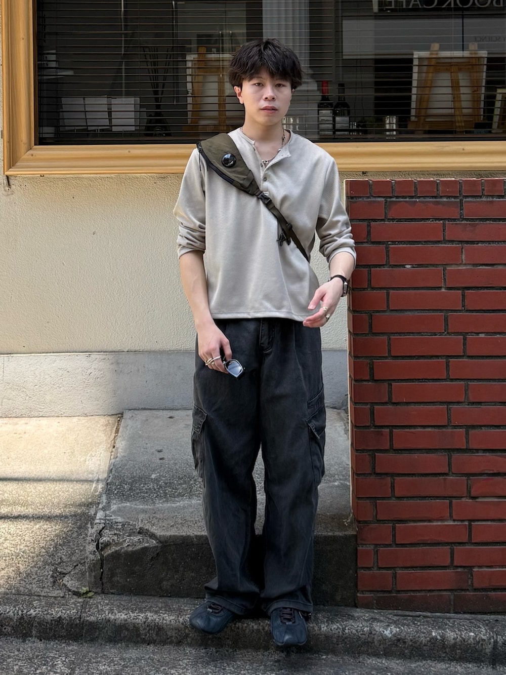 その他のその他パンツ、ベージュ系のTシャツ/カットソー、ブラック系のスニーカーを着用したメンズの春コーディネートの2枚目の写真