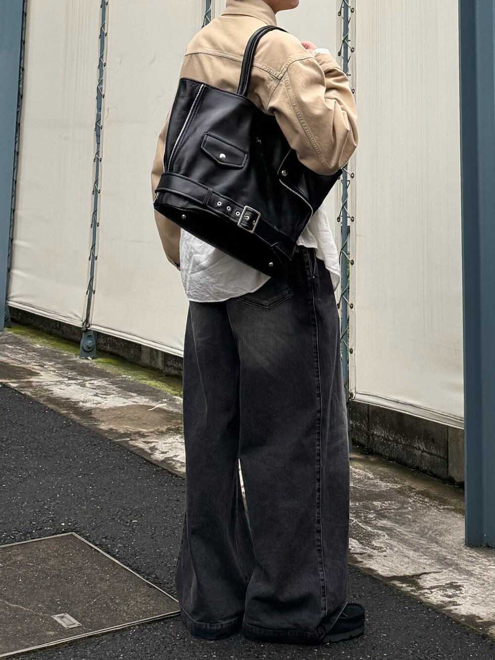 ベージュ系のデニムジャケット、ブラック系のデニムパンツ、ブラック系のモカシン/デッキシューズを着用したメンズの秋コーディネートの3枚目の写真