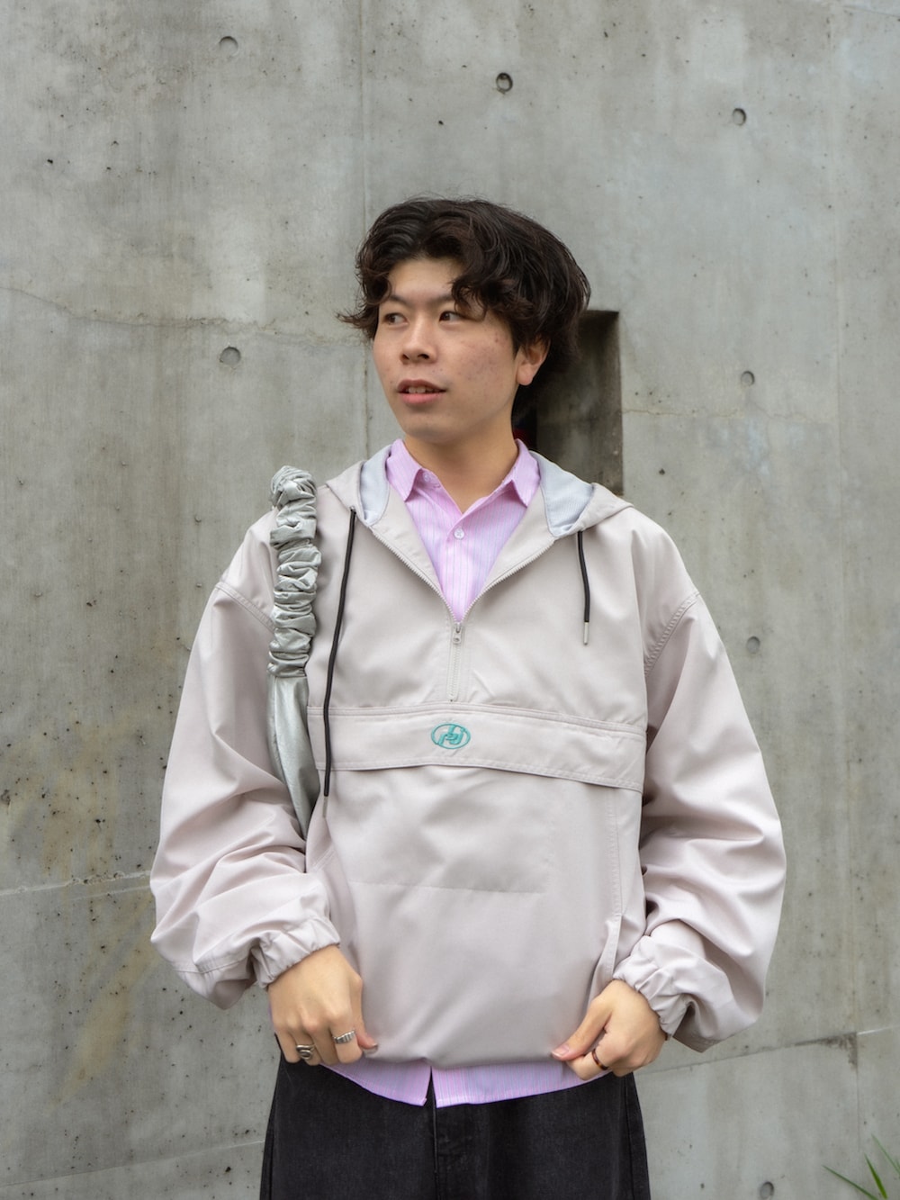 ベージュ系のブルゾン、ピンク系のシャツ/ブラウス、ブラック系のデニムパンツを着用したメンズの春コーディネートの4枚目の写真