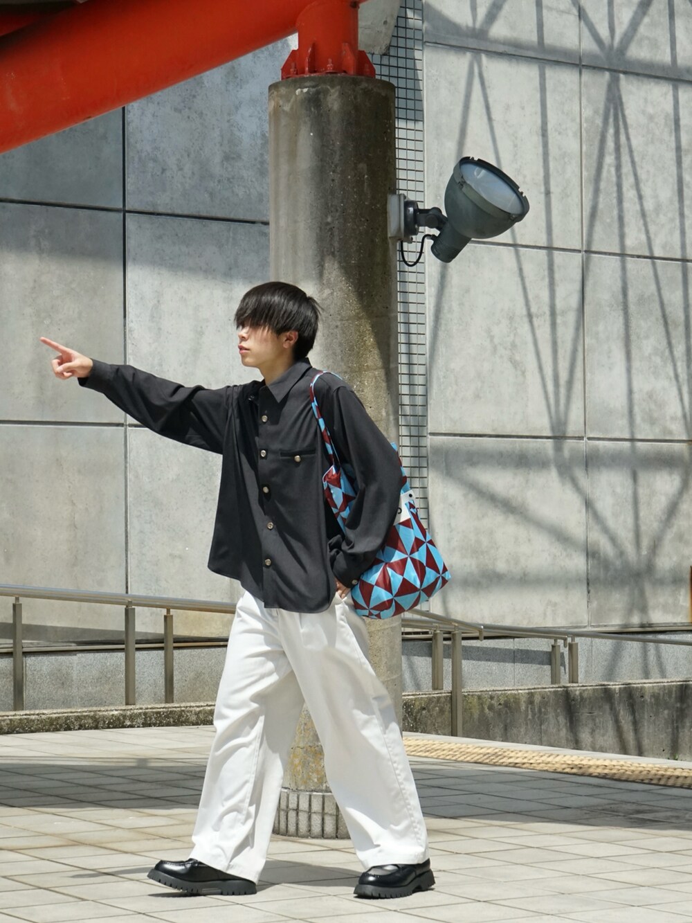 グレー系のシャツ/ブラウス、ホワイト系のチノパンツ、ブルー系のトートバッグを着用したメンズの夏コーディネートの5枚目の写真