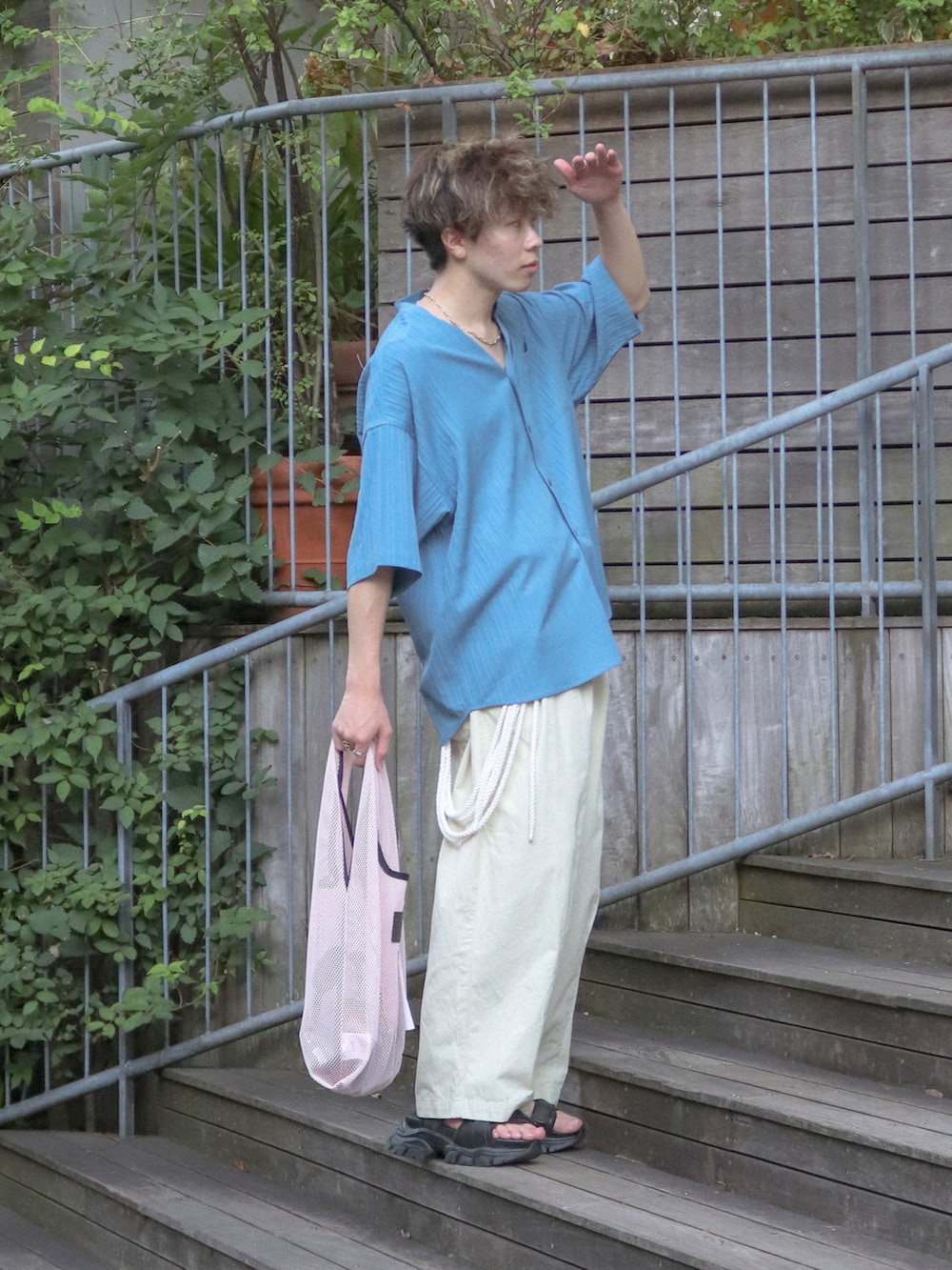 ピンク系のトートバッグ、ブラック系のサンダル、ブルー系のその他を着用したメンズの夏コーディネートの2枚目の写真