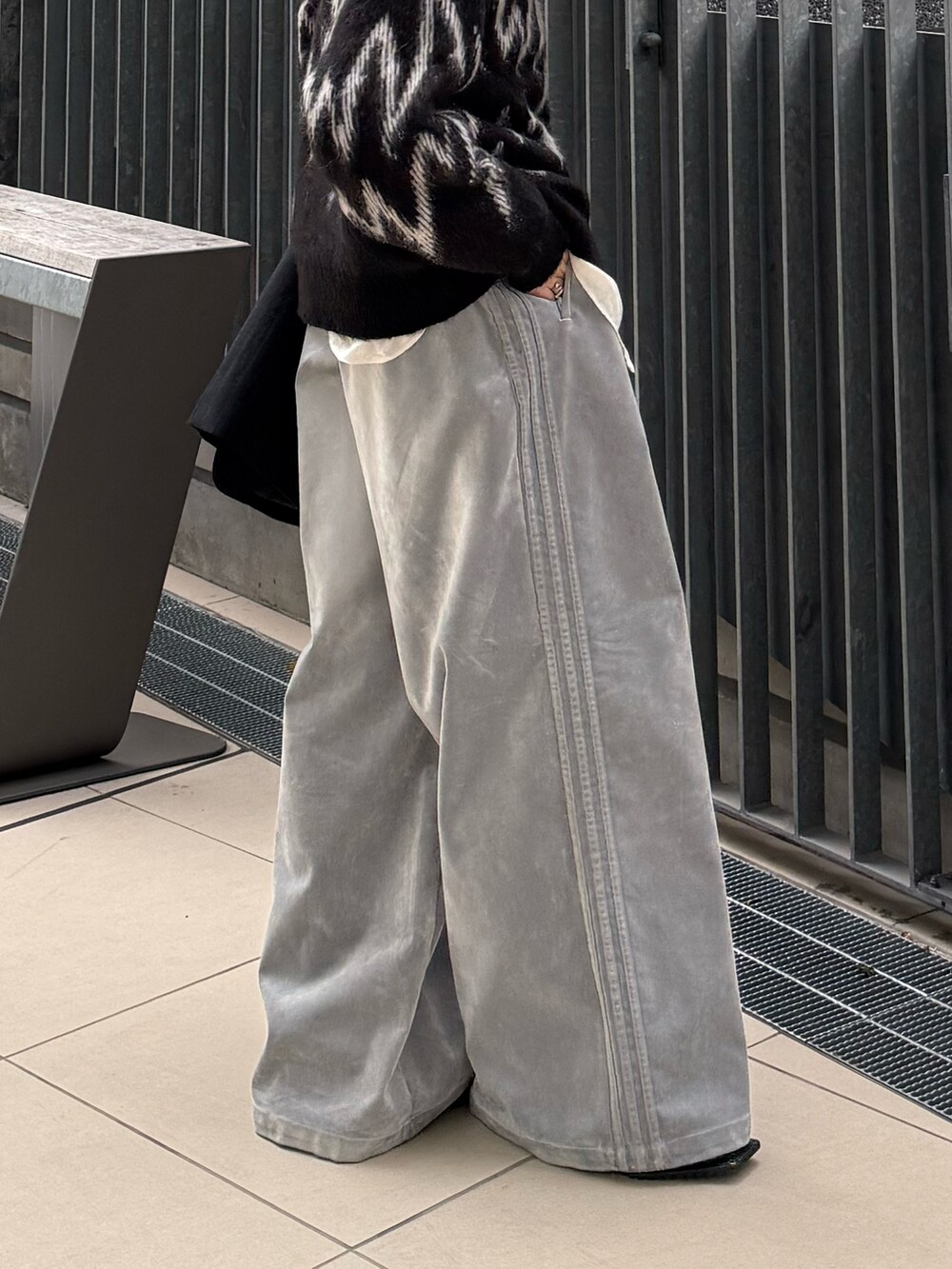 グレー系のスウェットパンツ、ブラック系のスニーカー、ブラック系のジャケット/アウターを着用したメンズの冬コーディネートの3枚目の写真