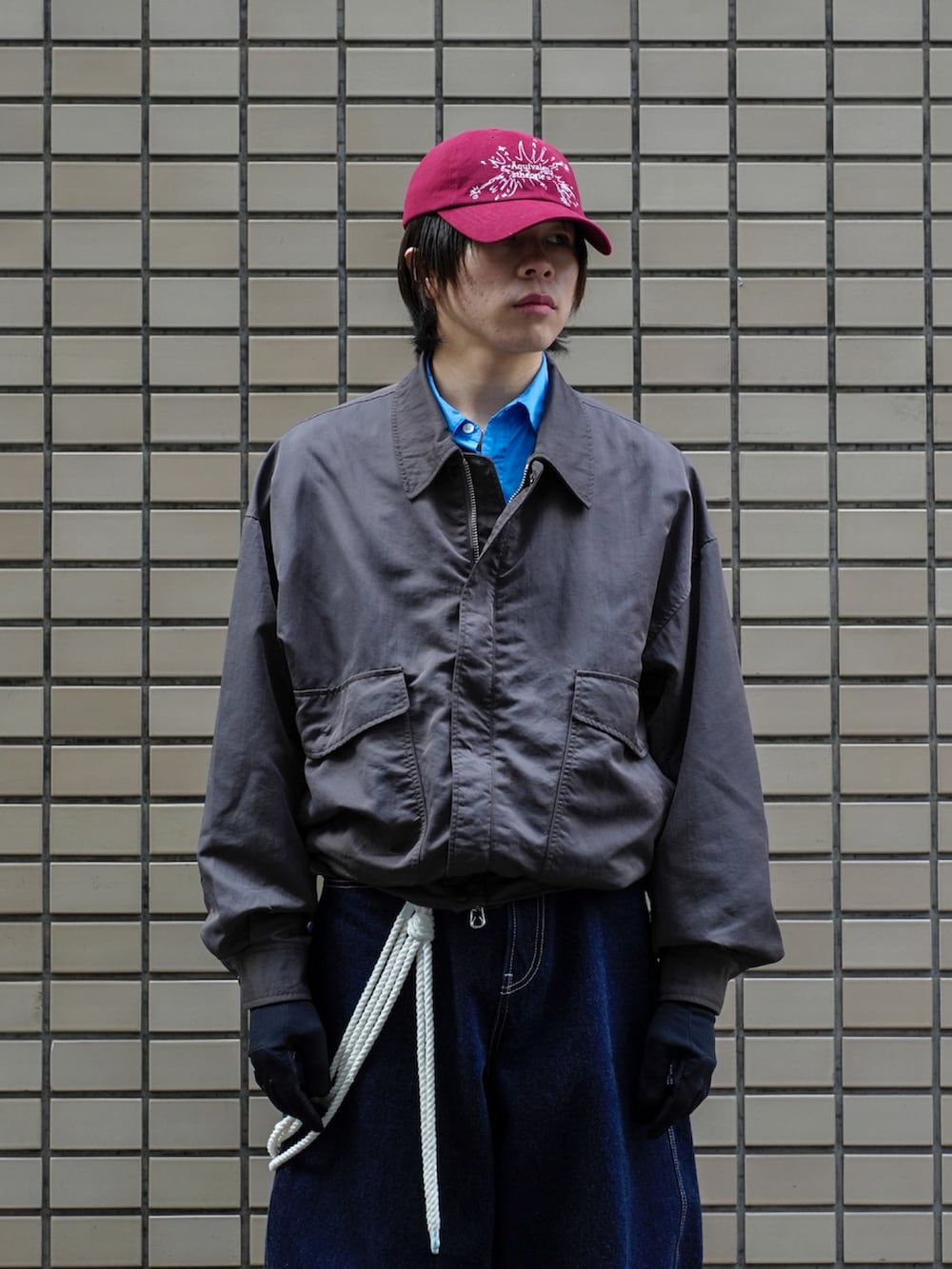 ブルー系のシャツ/ブラウス、ブラック系のその他シューズ、グレー系のナイロンジャケットを着用したメンズの冬コーディネートの4枚目の写真