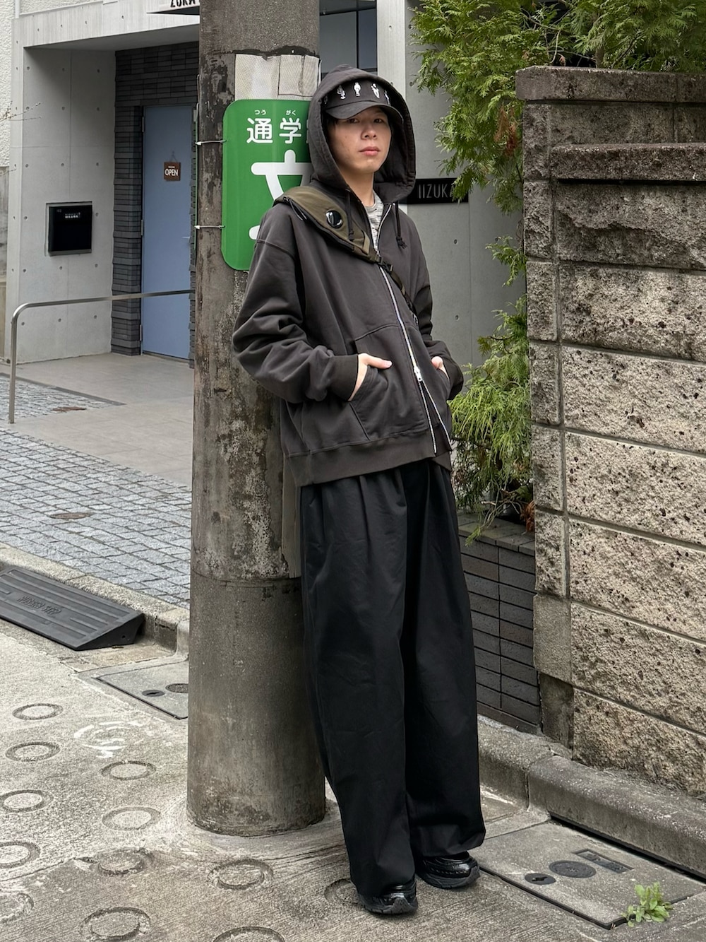 ブラック系のパーカー、グレー系のTシャツ/カットソー、グリーン系のバックパック/リュックを着用したメンズの春コーディネートの2枚目の写真