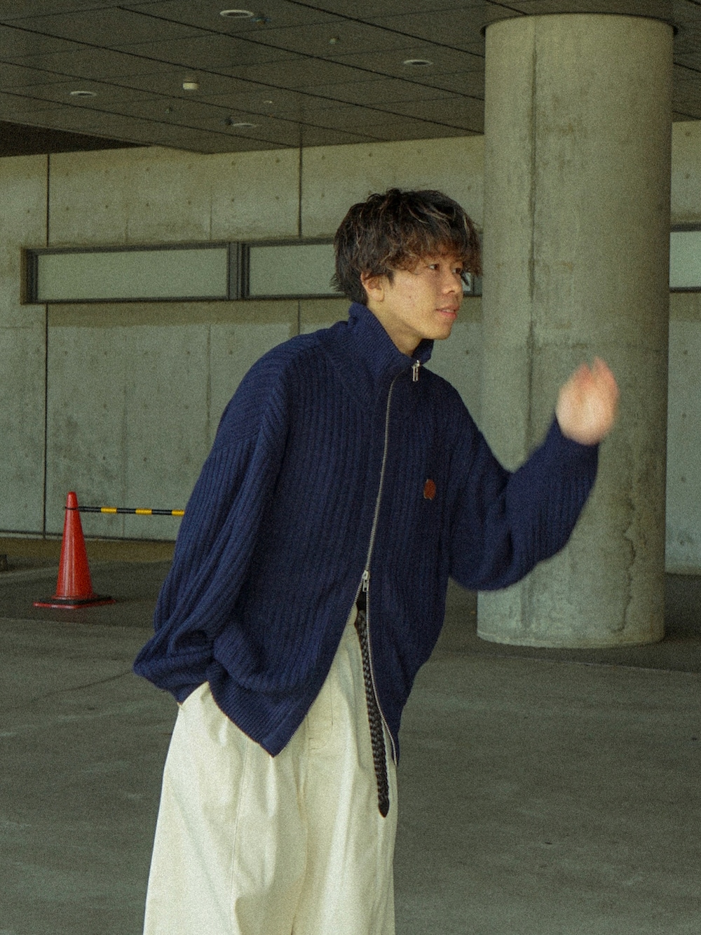 ブルー系のカーディガン/ボレロ、ホワイト系のその他パンツ、ブラック系のその他シューズを着用したメンズの秋コーディネートの4枚目の写真