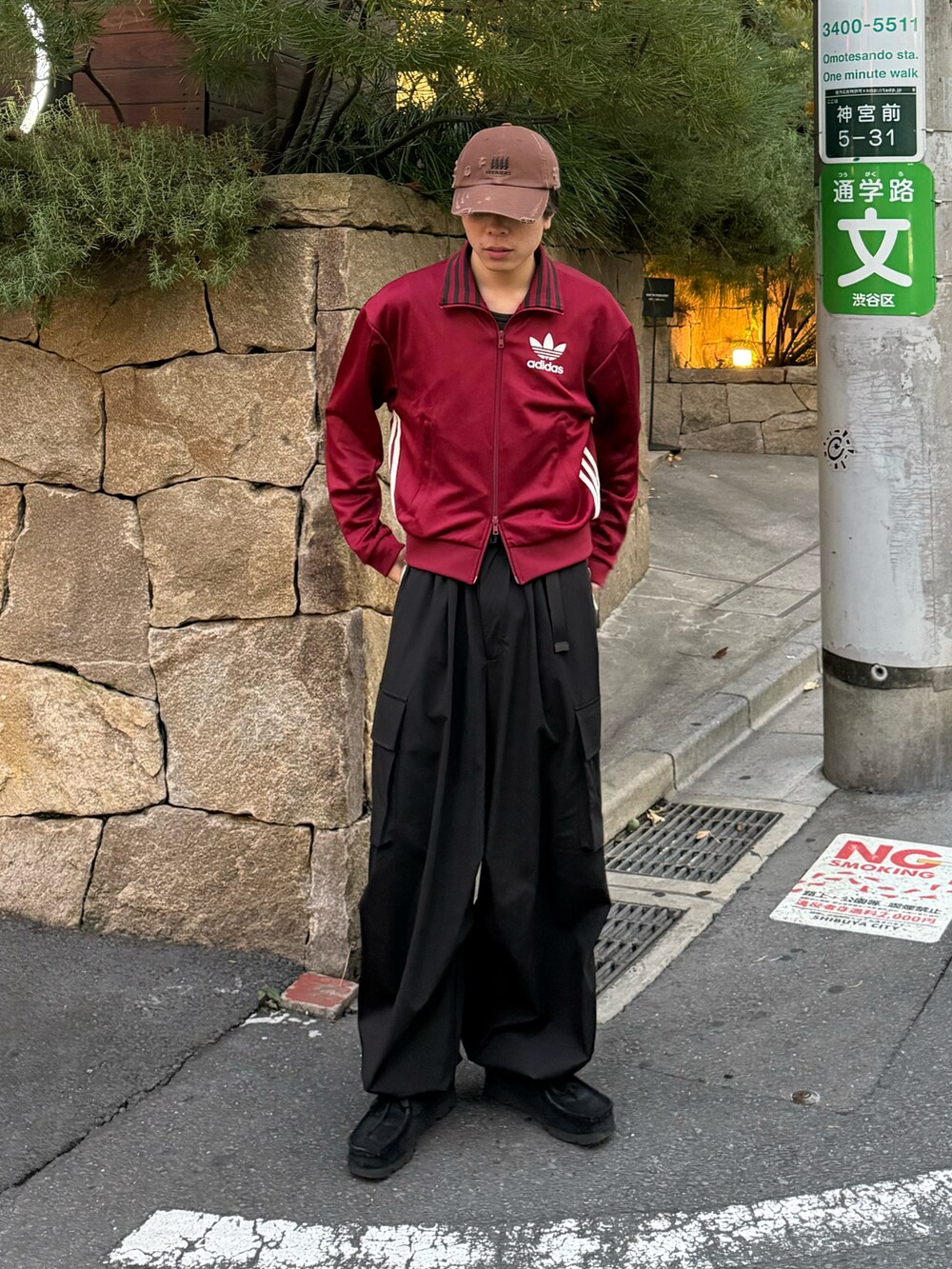 レッド系のその他トップス、ブラック系のカーゴパンツ、ブラック系のその他シューズを着用したメンズの秋コーディネートの2枚目の写真
