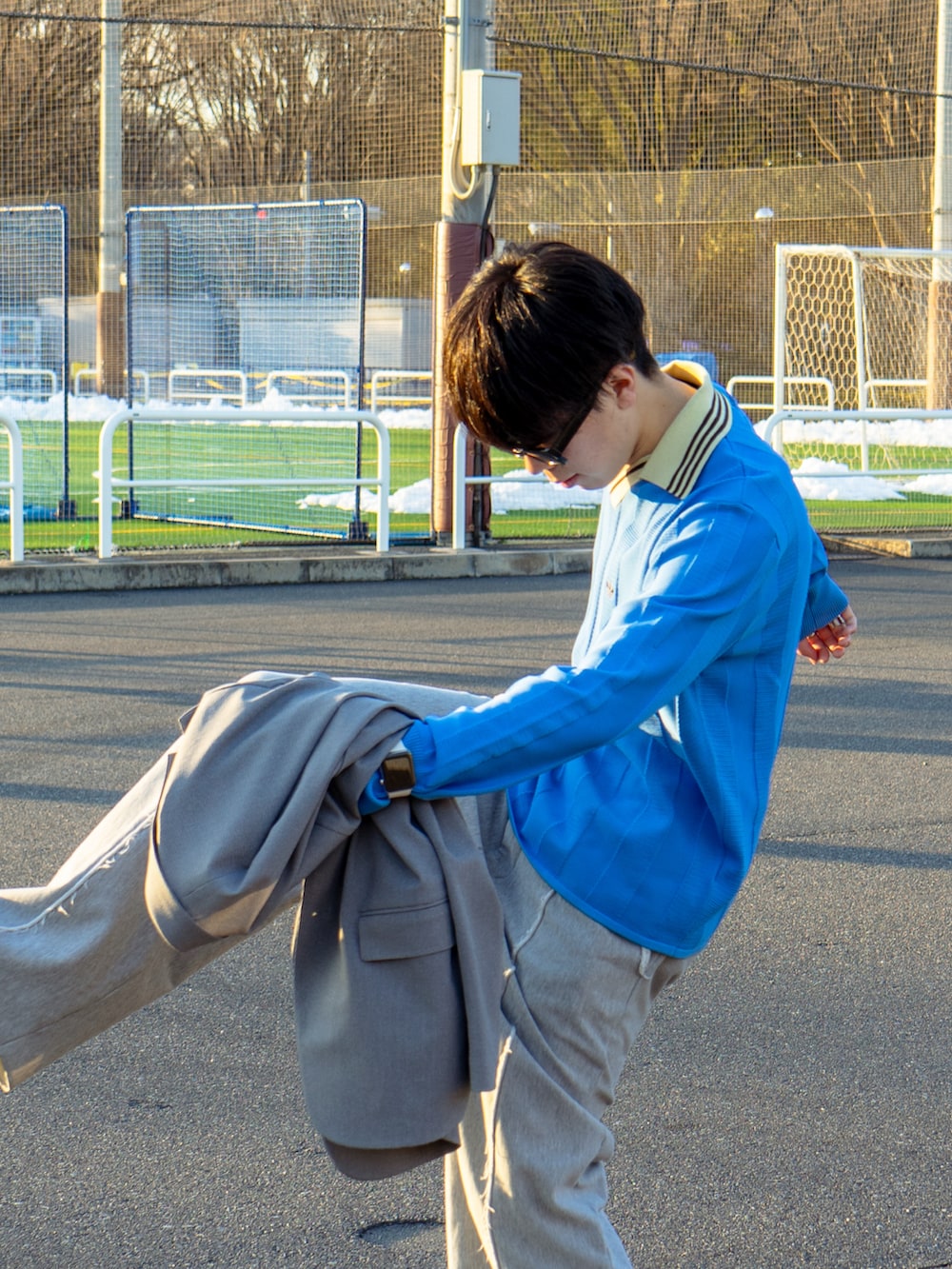 ブルー系のニット/セーター、グレー系のスウェットパンツ、ブラック系のブーツを着用したメンズの冬コーディネートの4枚目の写真