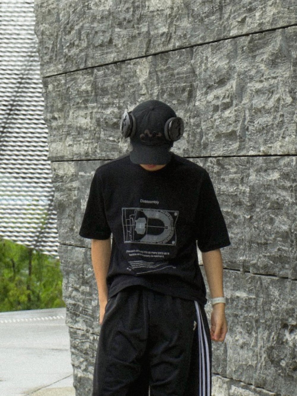 その他のTシャツ/カットソー、ブラック系のその他パンツ、ブラック系のスニーカーを着用したメンズの夏コーディネートの4枚目の写真