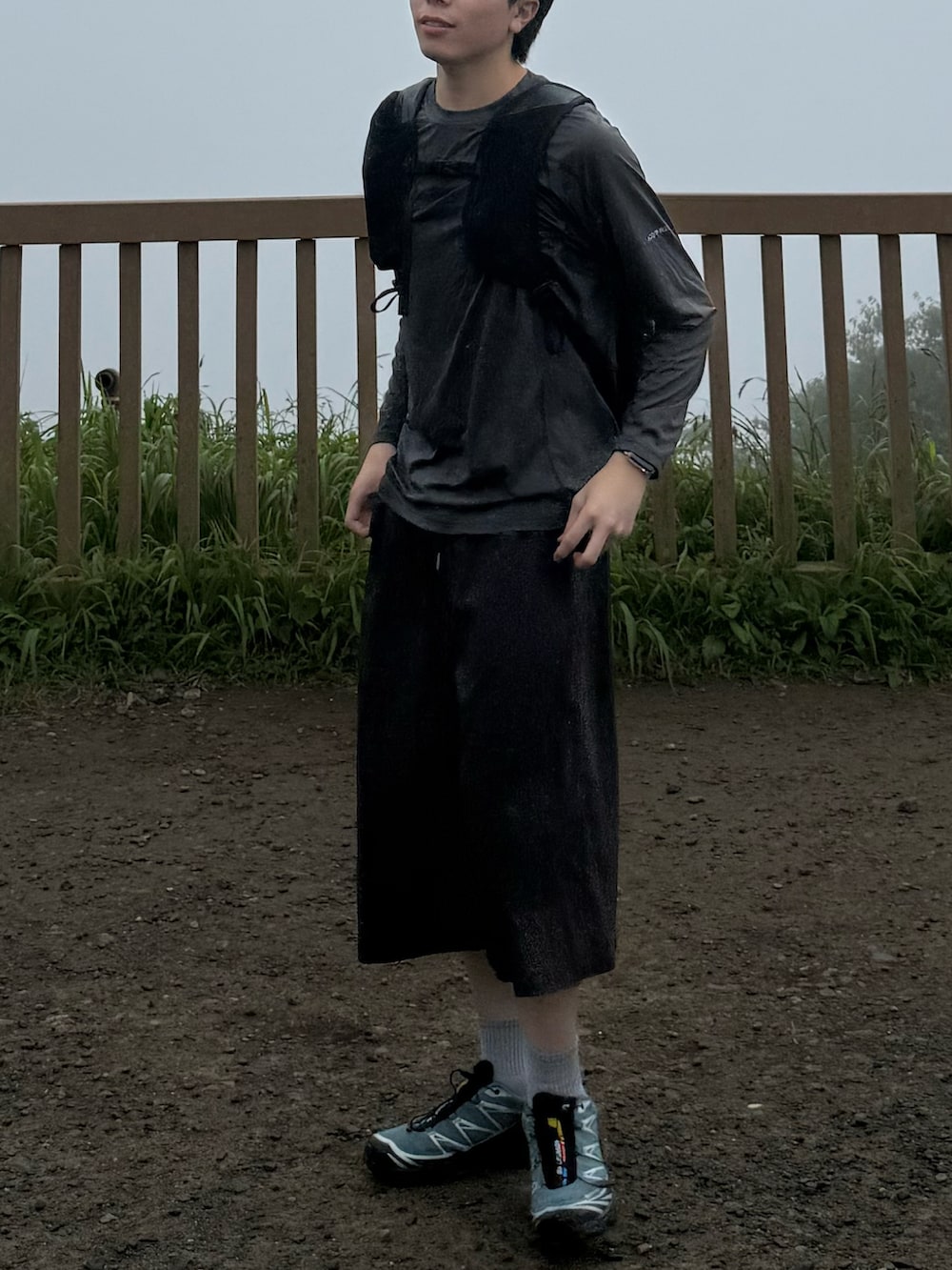グレー系のTシャツ/カットソー、ブラック系のバックパック/リュック、その他のその他パンツを着用したメンズの夏コーディネートの4枚目の写真