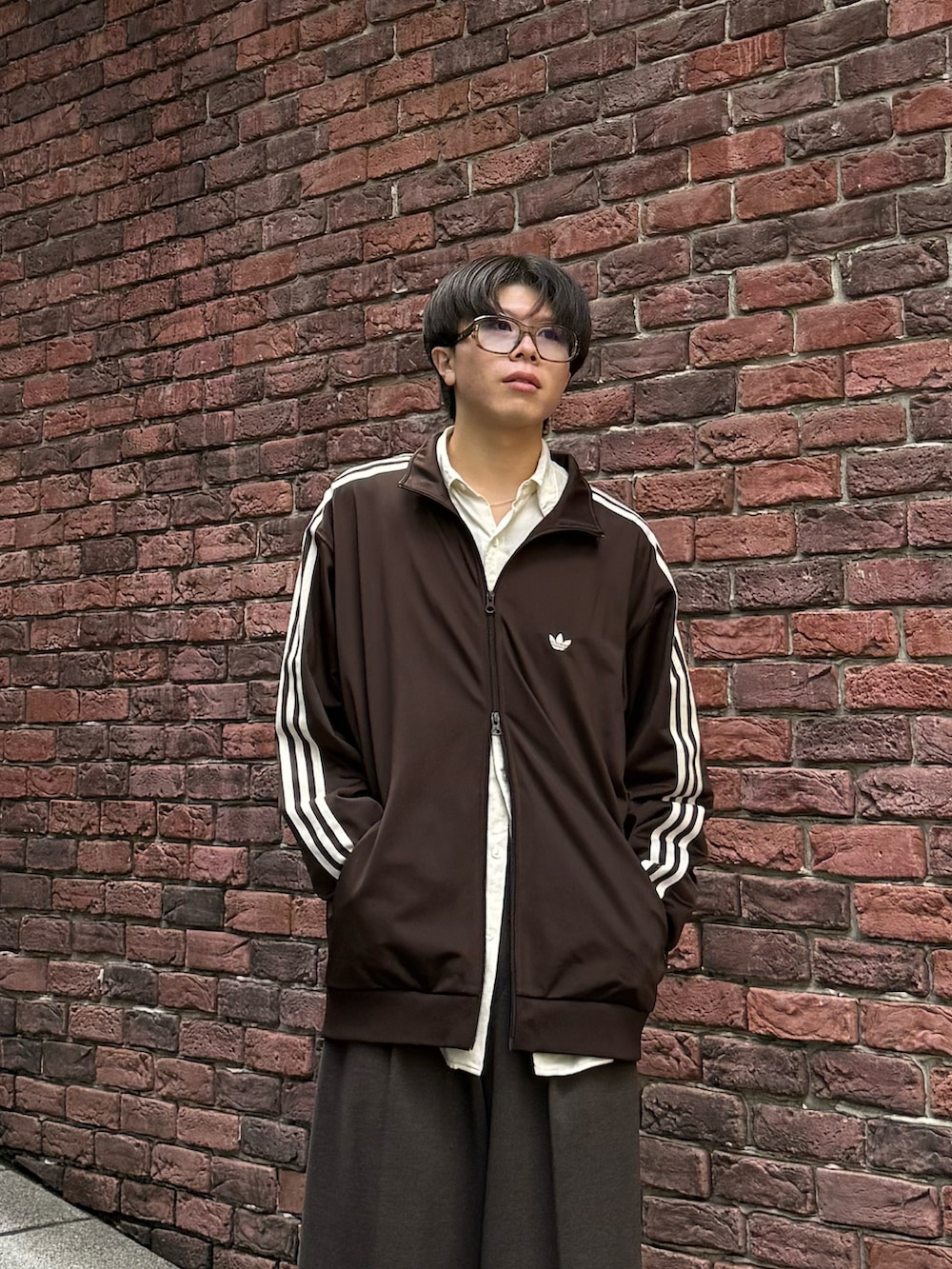 ブラウン系のジャージ、ブラウン系のスラックス、ブラック系のモカシン/デッキシューズを着用したメンズの秋コーディネートの3枚目の写真