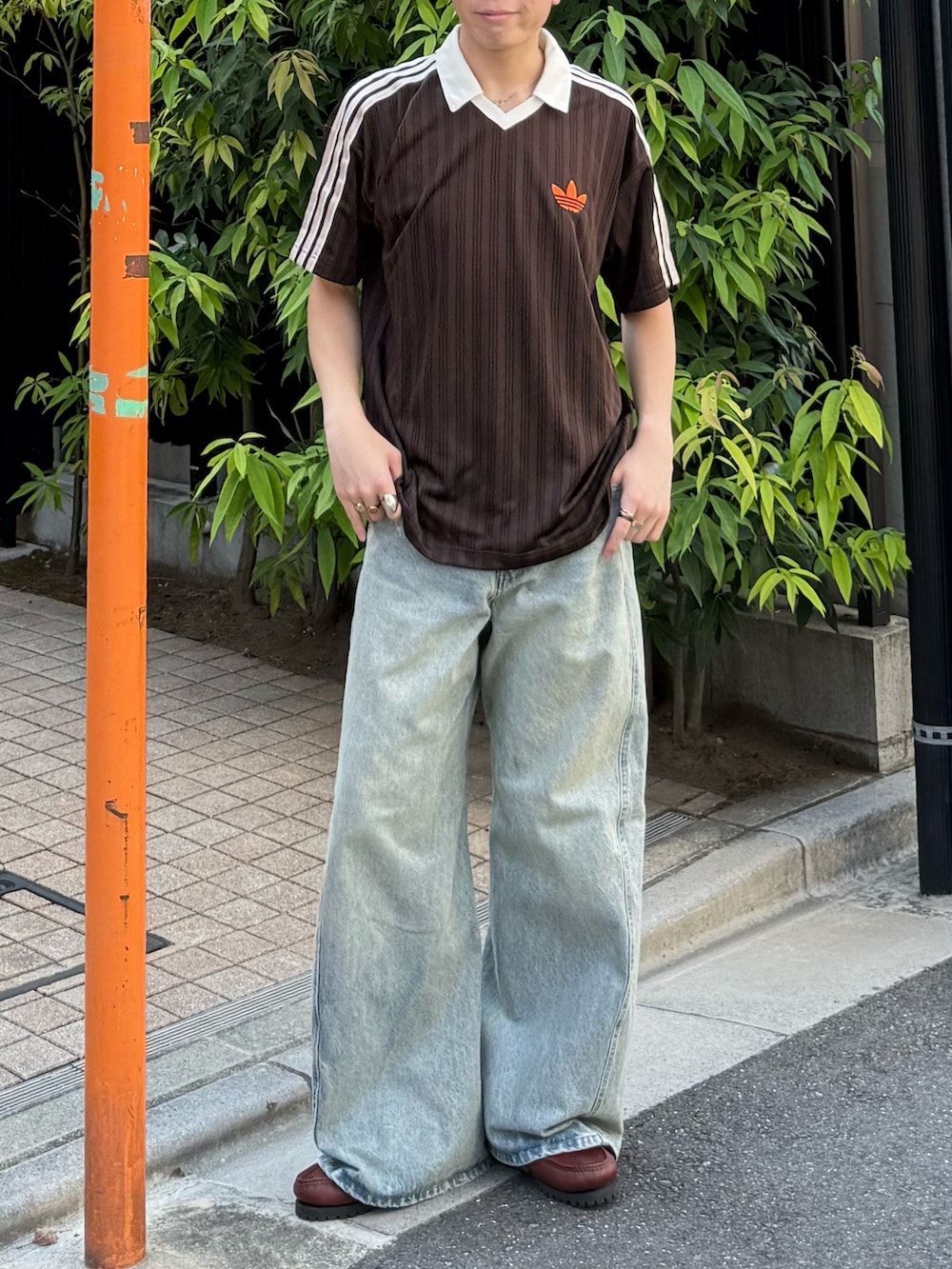 ブラウン系のTシャツ/カットソー、ブルー系のデニムパンツ、ブラウン系のブーツを着用したメンズの夏コーディネートの3枚目の写真