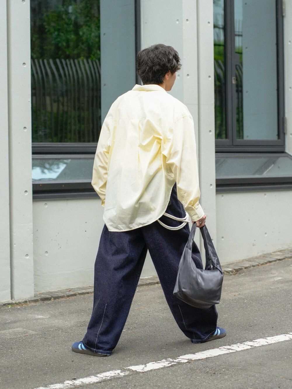 イエロー系のシャツ/ブラウス、ブルー系のデニムパンツ、ブルー系のスニーカーを着用したメンズの春コーディネートの2枚目の写真