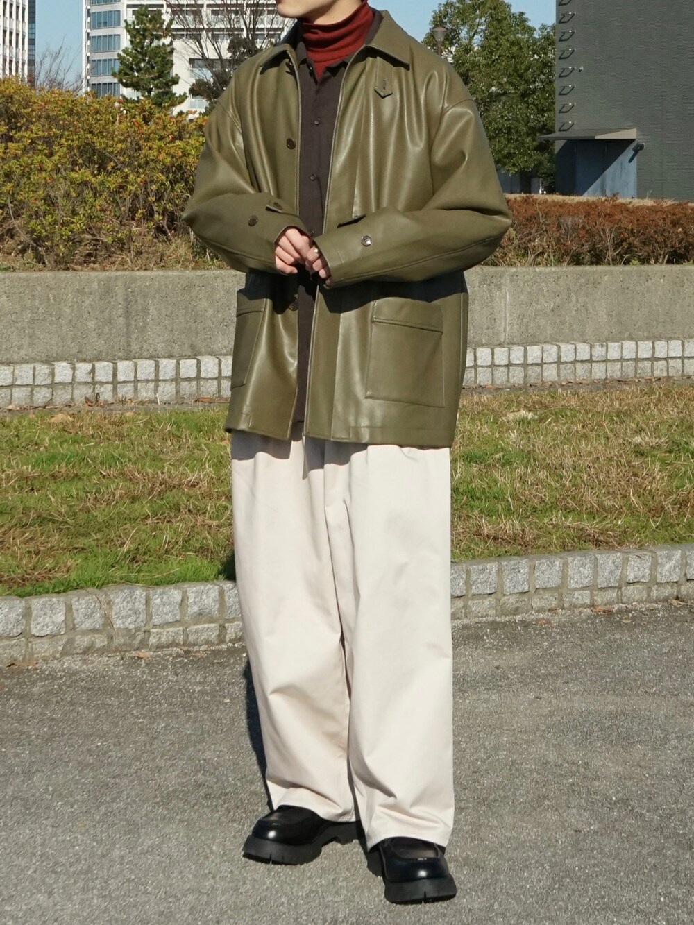 ブラック系のカバーオール、ブラウン系のシャツ/ブラウス、レッド系のTシャツ/カットソーを着用したメンズの冬コーディネートの4枚目の写真