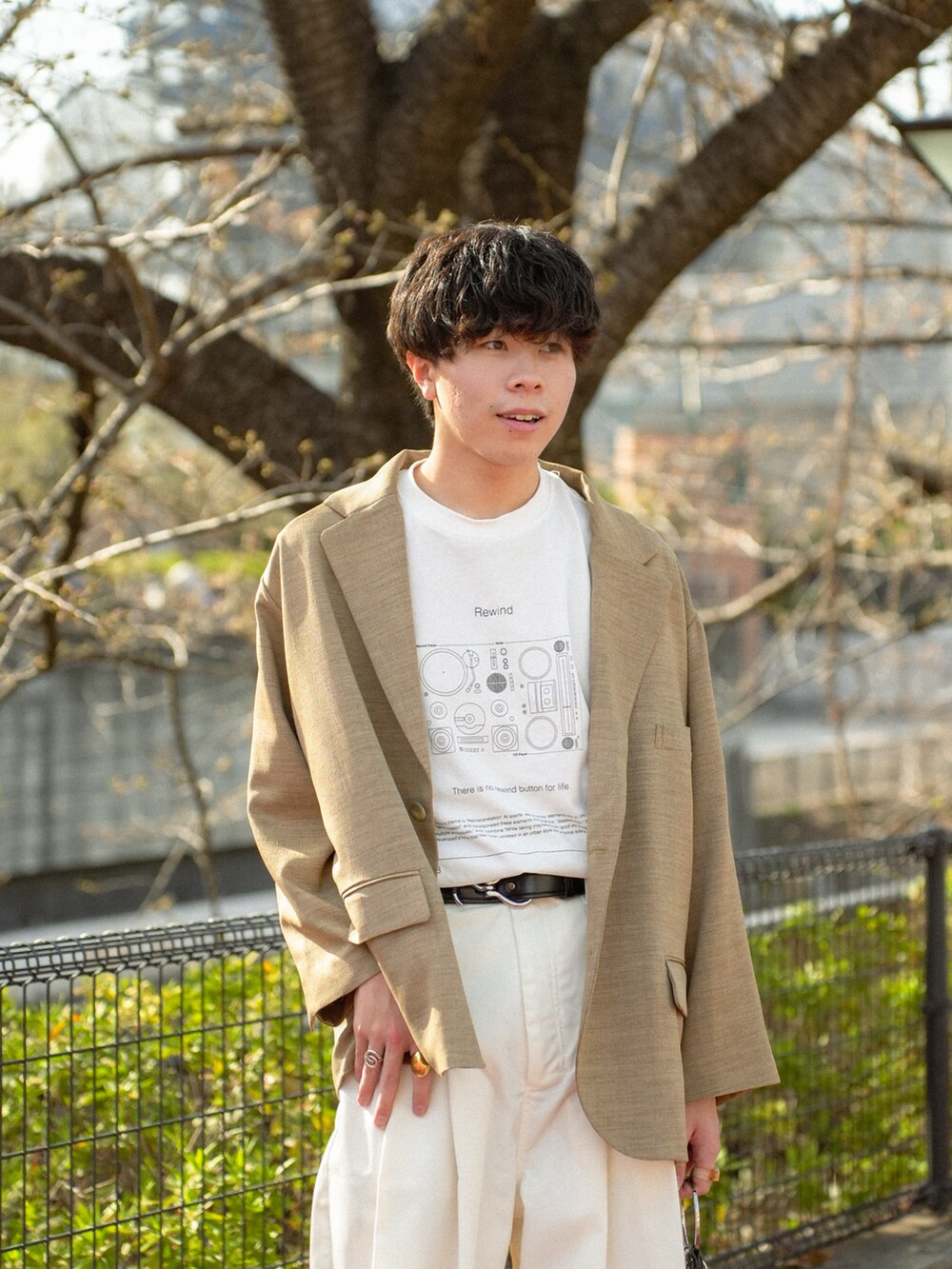 ブラウン系のテーラードジャケット、その他のTシャツ/カットソー、ホワイト系のチノパンツを着用したメンズの春コーディネートの5枚目の写真