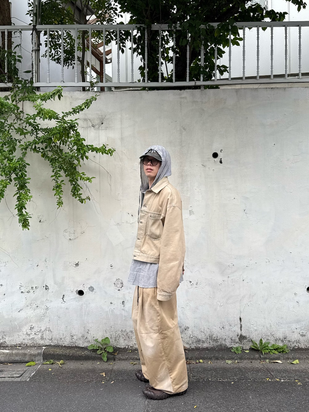 ベージュ系のデニムジャケット、ホワイト系のシャツ/ブラウス、ベージュ系のチノパンツを着用したメンズの春コーディネートの3枚目の写真