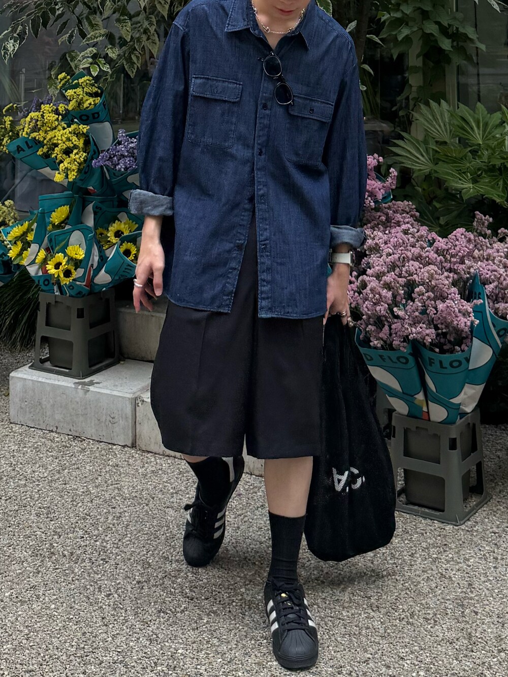 ブルー系のシャツ/ブラウス、ブラック系のその他パンツ、ブラック系のショルダーバッグを着用したメンズの夏コーディネートの5枚目の写真