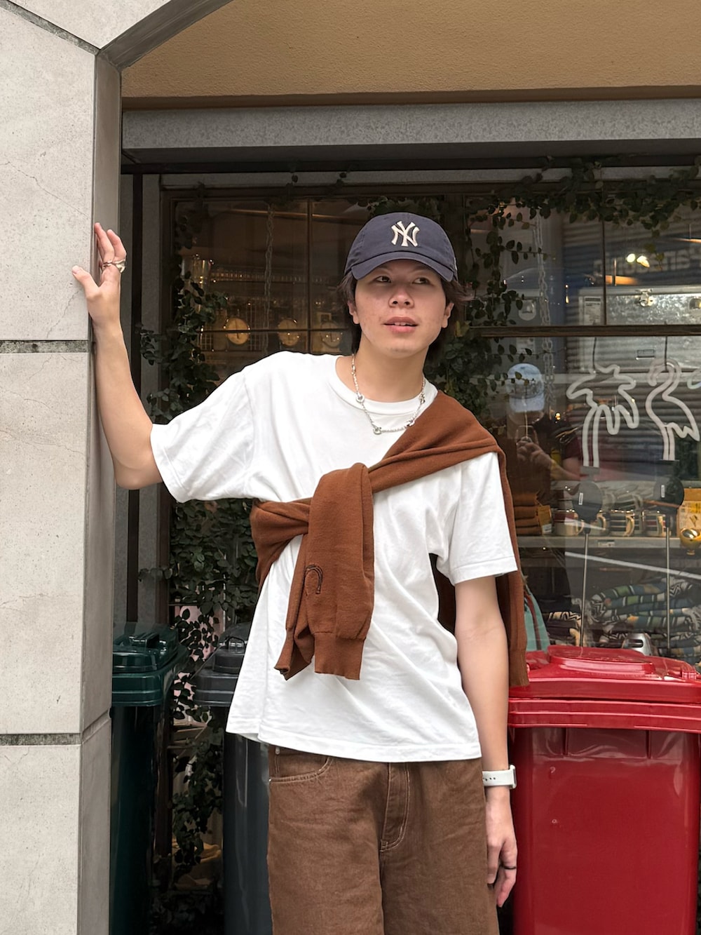 ブラウン系のカーディガン/ボレロ、ホワイト系のTシャツ/カットソー、ブラウン系のデニムパンツを着用したメンズの夏コーディネートの4枚目の写真