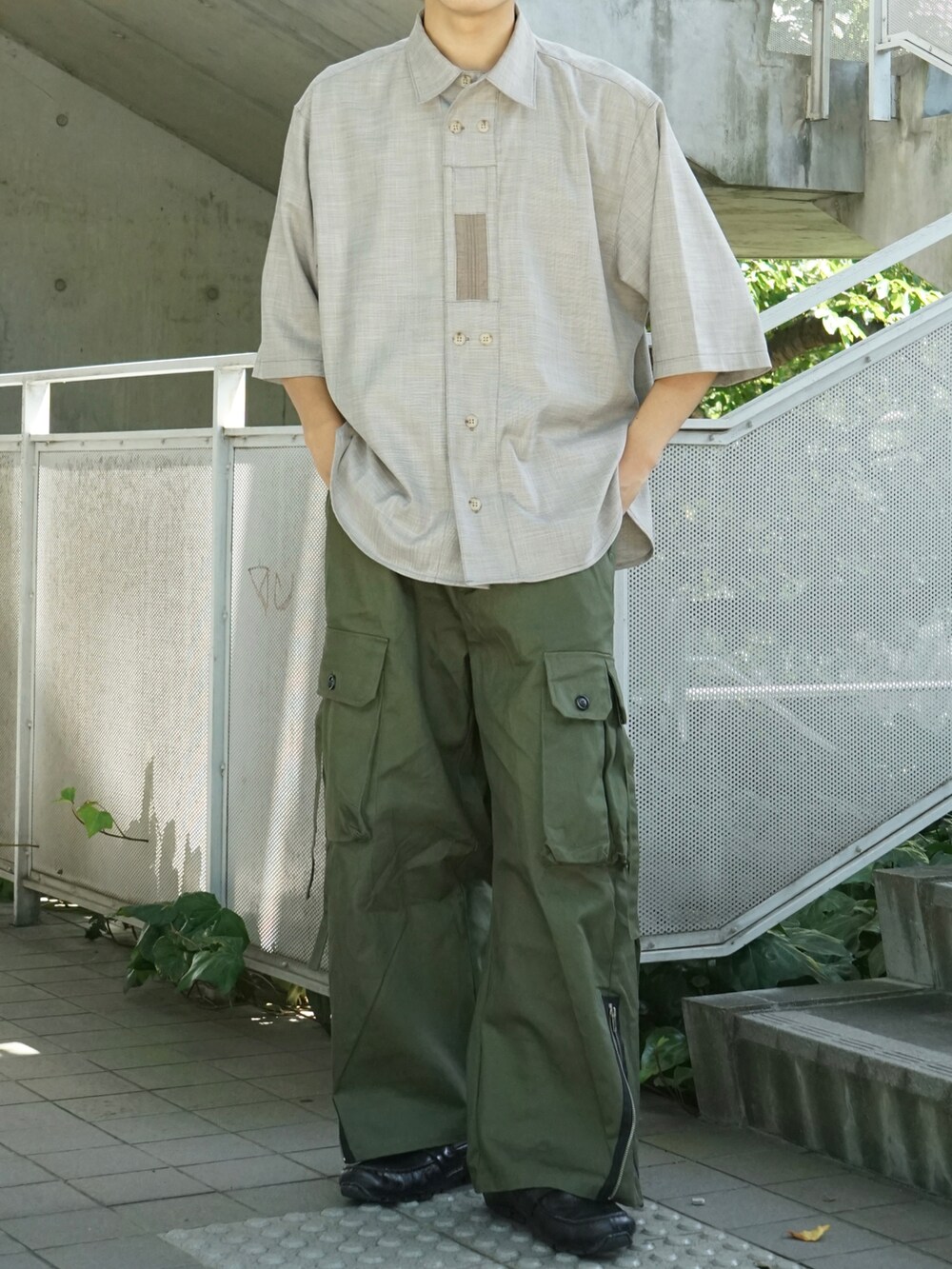 ベージュ系のシャツ/ブラウス、グリーン系のカーゴパンツ、ブラック系のローファーを着用したメンズの夏コーディネートの5枚目の写真