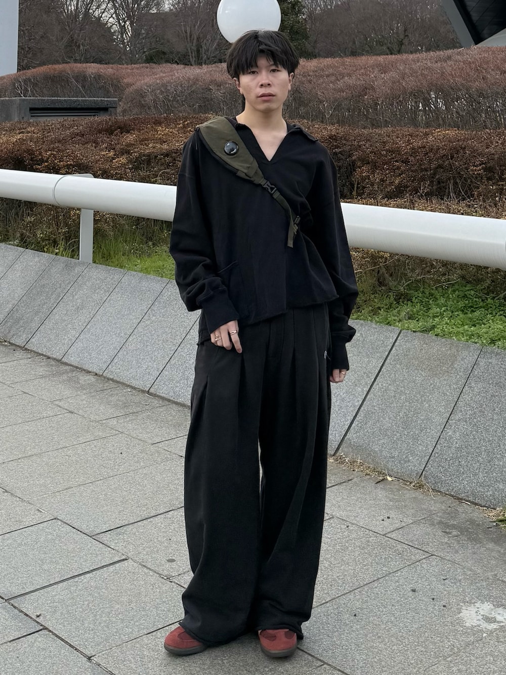 ブラック系のスウェット、ブラック系のスウェットパンツ、グリーン系のバックパック/リュックを着用したメンズの春コーディネートの2枚目の写真