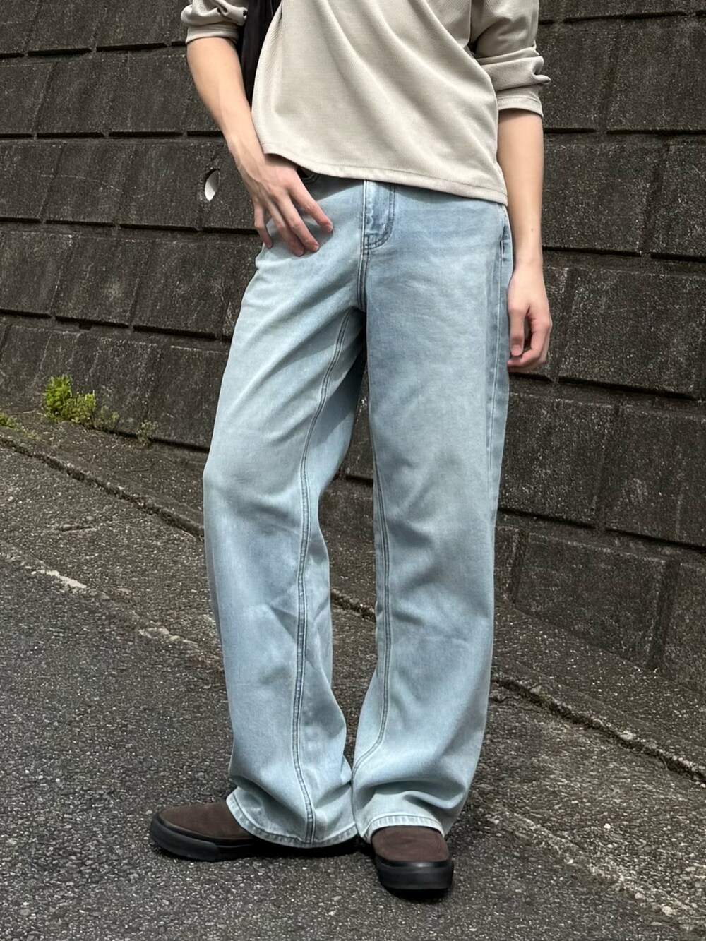その他のデニムパンツを着用したメンズの春コーディネートの2枚目の写真