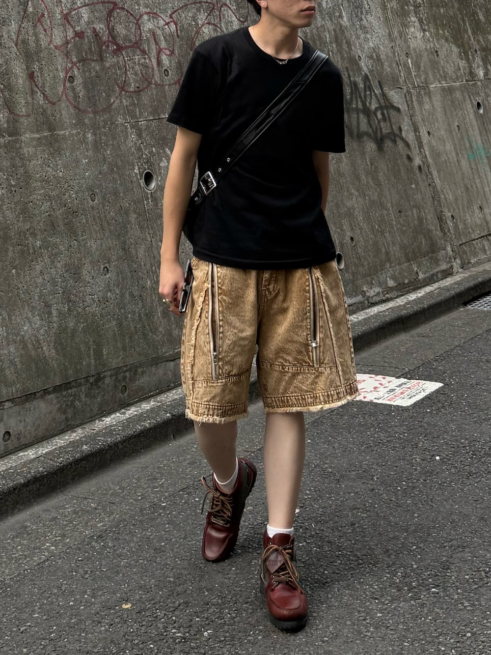 ブラック系のTシャツ/カットソー、ベージュ系のその他パンツ、ブラック系のショルダーバッグを着用したメンズの夏コーディネートの4枚目の写真