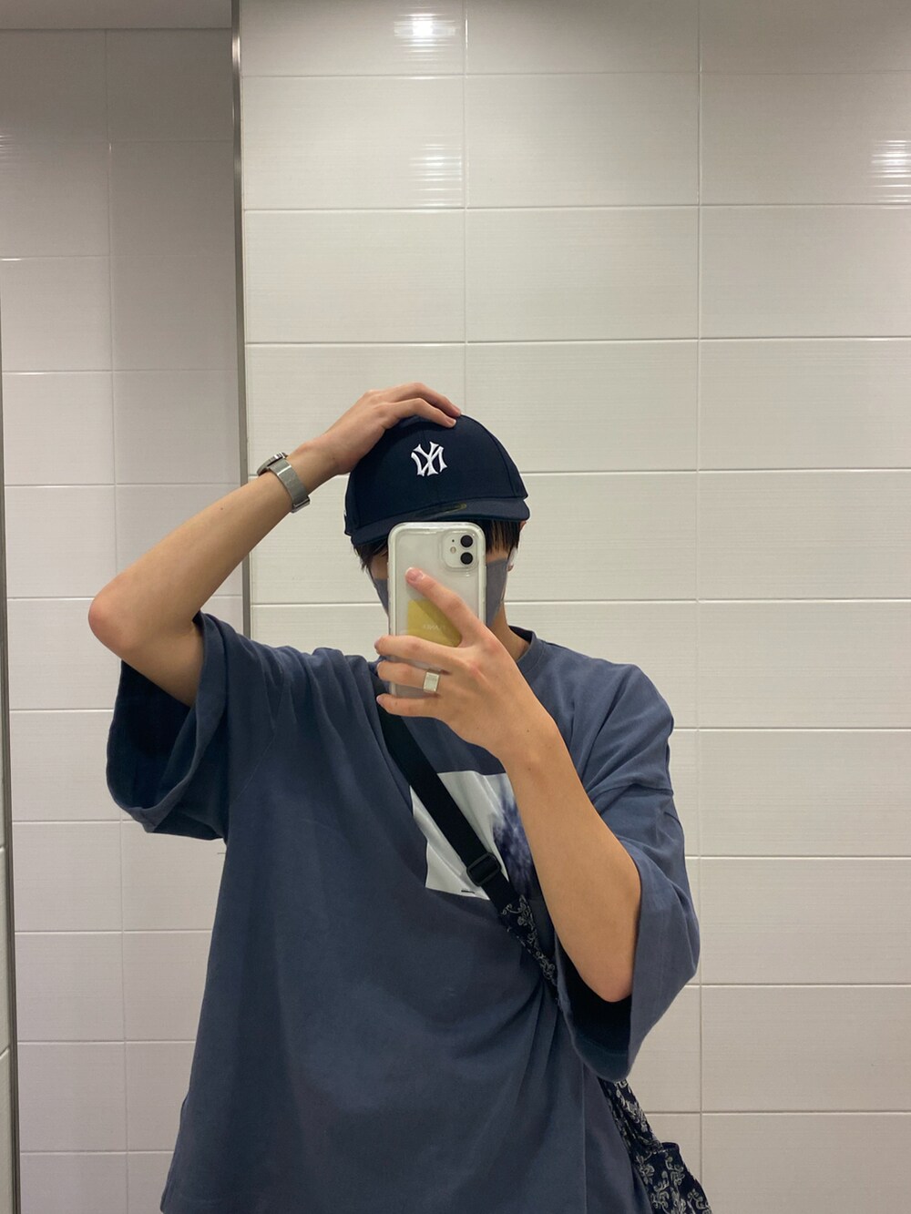 ブルー系のTシャツ/カットソー、ブラック系のその他パンツ、ブルー系のショルダーバッグを着用したメンズの夏コーディネートの4枚目の写真