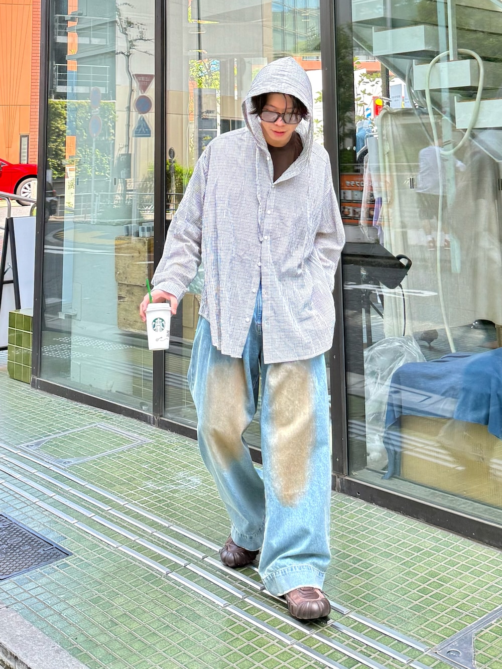 ホワイト系のシャツ/ブラウス、ブラウン系のTシャツ/カットソー、ブルー系のデニムパンツを着用したメンズの春コーディネートの2枚目の写真