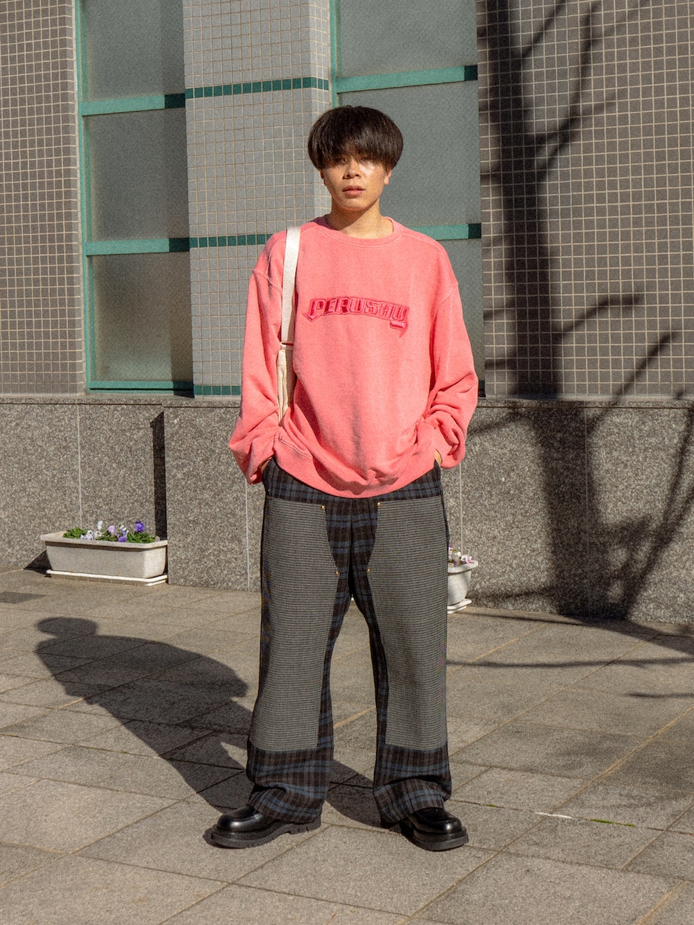 ピンク系のスウェット、ブラック系のその他パンツ、ブラック系のドレスシューズを着用したメンズの冬コーディネートの2枚目の写真