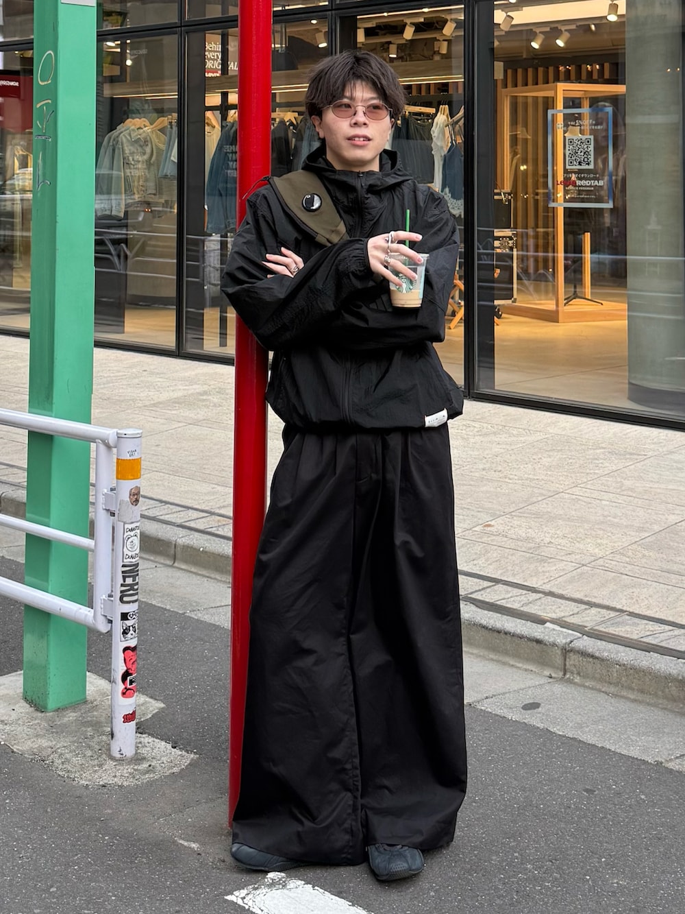 ブラック系のその他アウター、ブラック系のその他パンツ、ブラック系のスニーカーを着用したメンズの春コーディネートの2枚目の写真