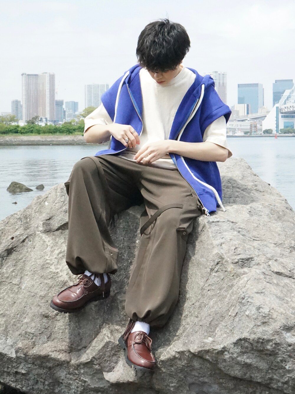 ブルー系のパーカー、ベージュ系のTシャツ/カットソー、グリーン系のサロペット/オーバーオールを着用したメンズの春コーディネートの2枚目の写真