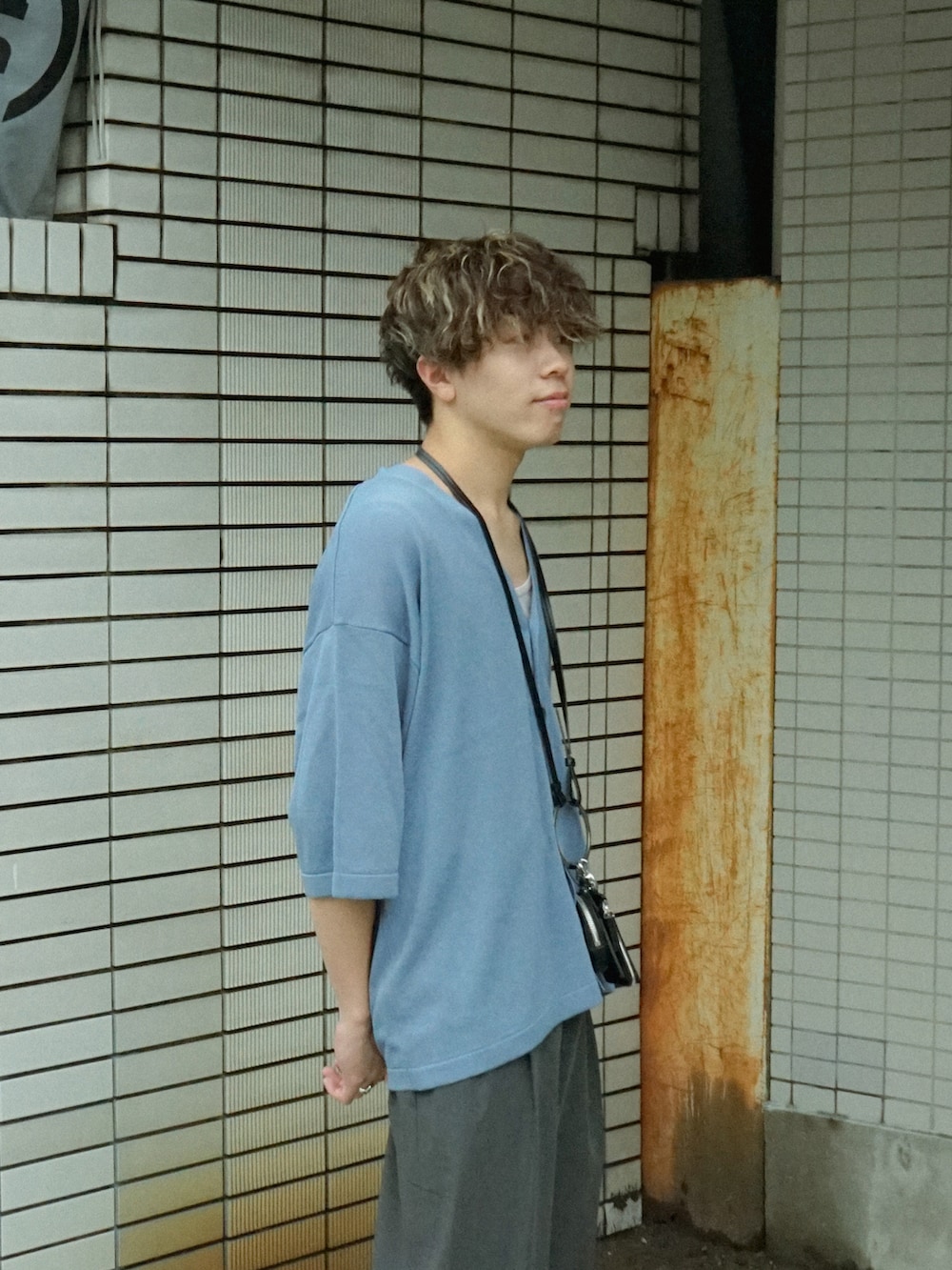 ブルー系のカーディガン/ボレロ、ブラック系のスラックス、ブラック系のショルダーバッグを着用したメンズの夏コーディネートの4枚目の写真