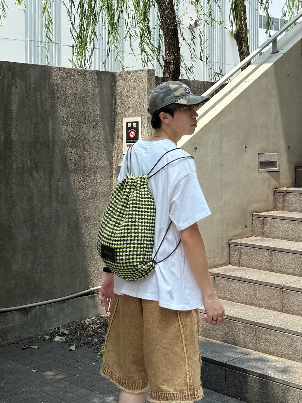 「夏ルックで気分アップ、夏コーデ、韓国ファッション、カラーコーデ、お出かけコーデ、フェススタイル、休日スタイル、デニム、ロゴT、白Tシャツ、ハーフパンツ、キャップ、アウトドアスタイル、厚底シューズ」｜「SOLのアイテム（Tシャツ/カットソー、ホワイト系）」を使った、junさん（メンズ・171cm）の夏コーディネートの4枚目の写真