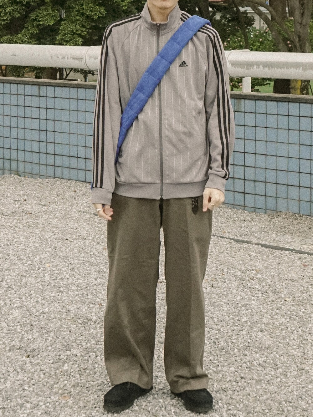 ブラウン系のその他パンツ、ブルー系のショルダーバッグ、ブラック系のその他シューズを着用したメンズの春コーディネートの4枚目の写真
