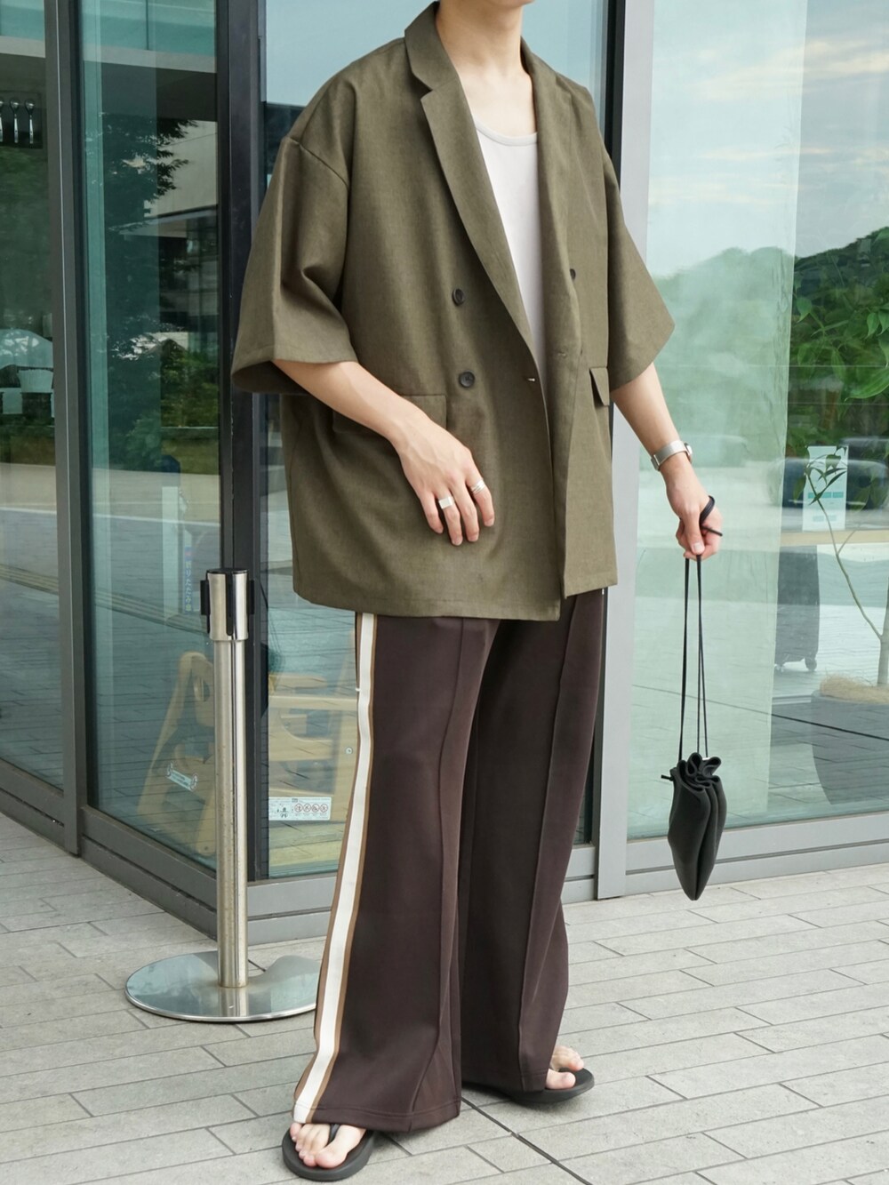 グリーン系のその他トップス、グレー系のタンクトップ、ブラウン系のその他パンツを着用したメンズの夏コーディネートの4枚目の写真