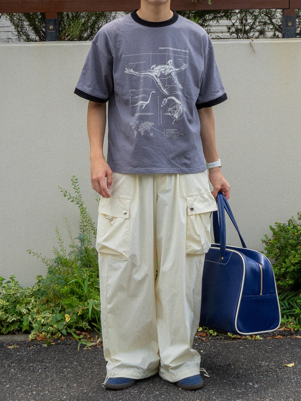 グレー系のTシャツ/カットソー、ブルー系のボストンバッグ、ホワイト系のカーゴパンツを着用したメンズの夏コーディネートの5枚目の写真