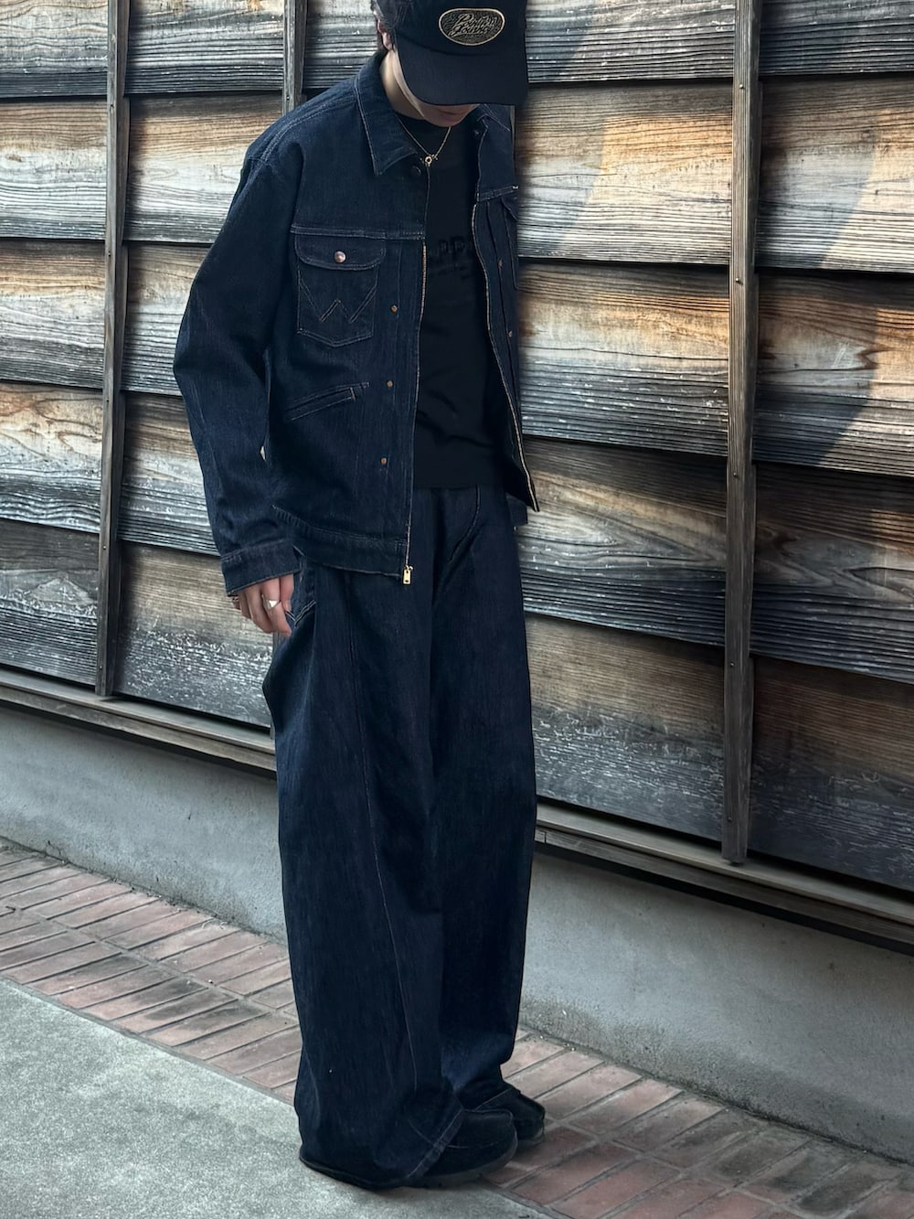 ブルー系のデニムジャケット、ブラック系のTシャツ/カットソー、ブルー系のデニムパンツを着用したメンズの夏コーディネートの2枚目の写真