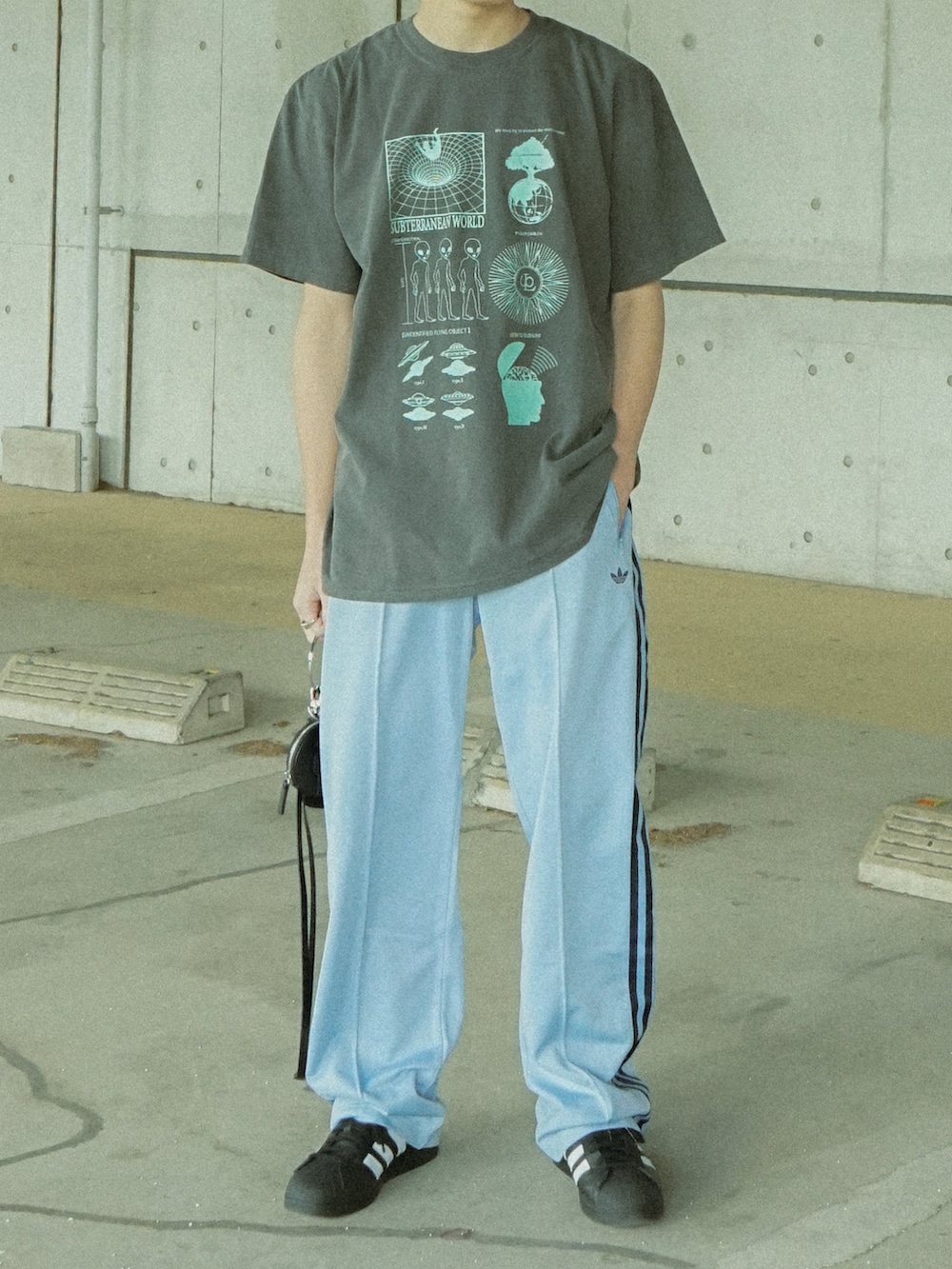 グレー系のTシャツ/カットソー、ブルー系のその他パンツ、ブラック系のショルダーバッグを着用したメンズの春コーディネートの5枚目の写真