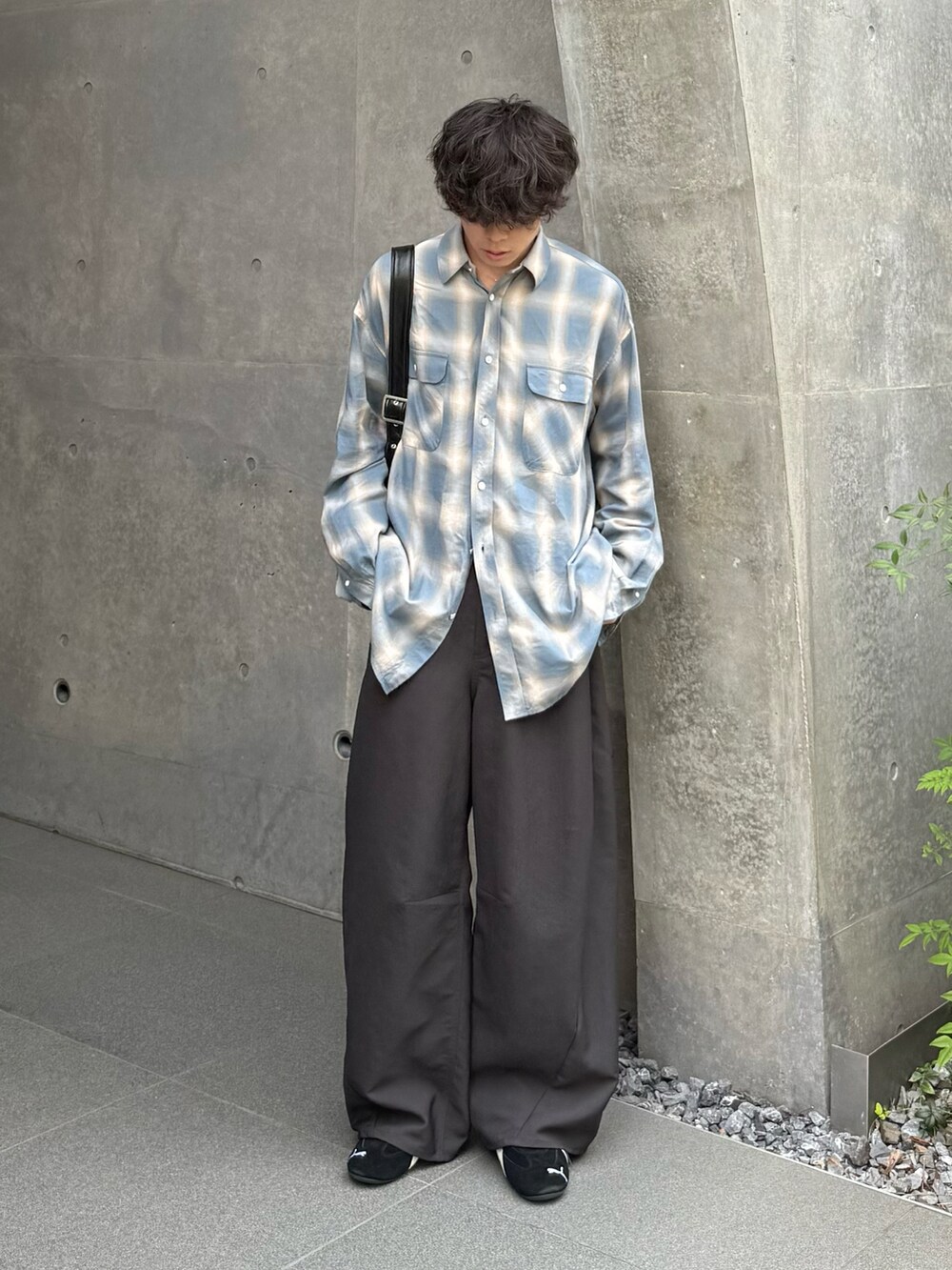 ブルー系のシャツ/ブラウス、グレー系のスラックス、ブラック系のショルダーバッグを着用したメンズの秋コーディネートの2枚目の写真