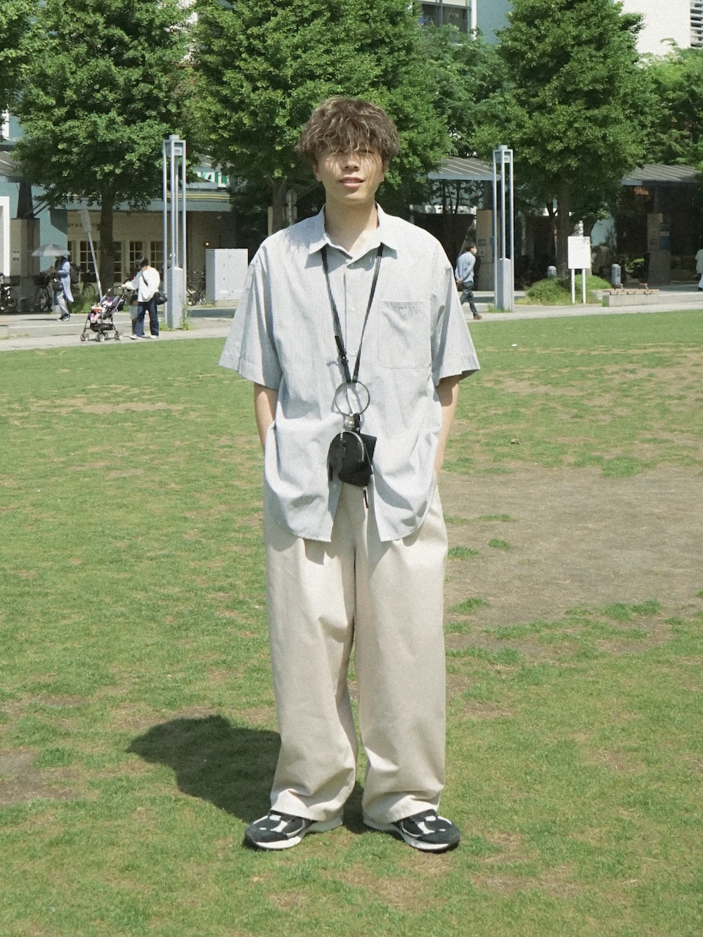 ブルー系のシャツ/ブラウス、ベージュ系のその他パンツ、ブラック系のショルダーバッグを着用したメンズの夏コーディネートの2枚目の写真