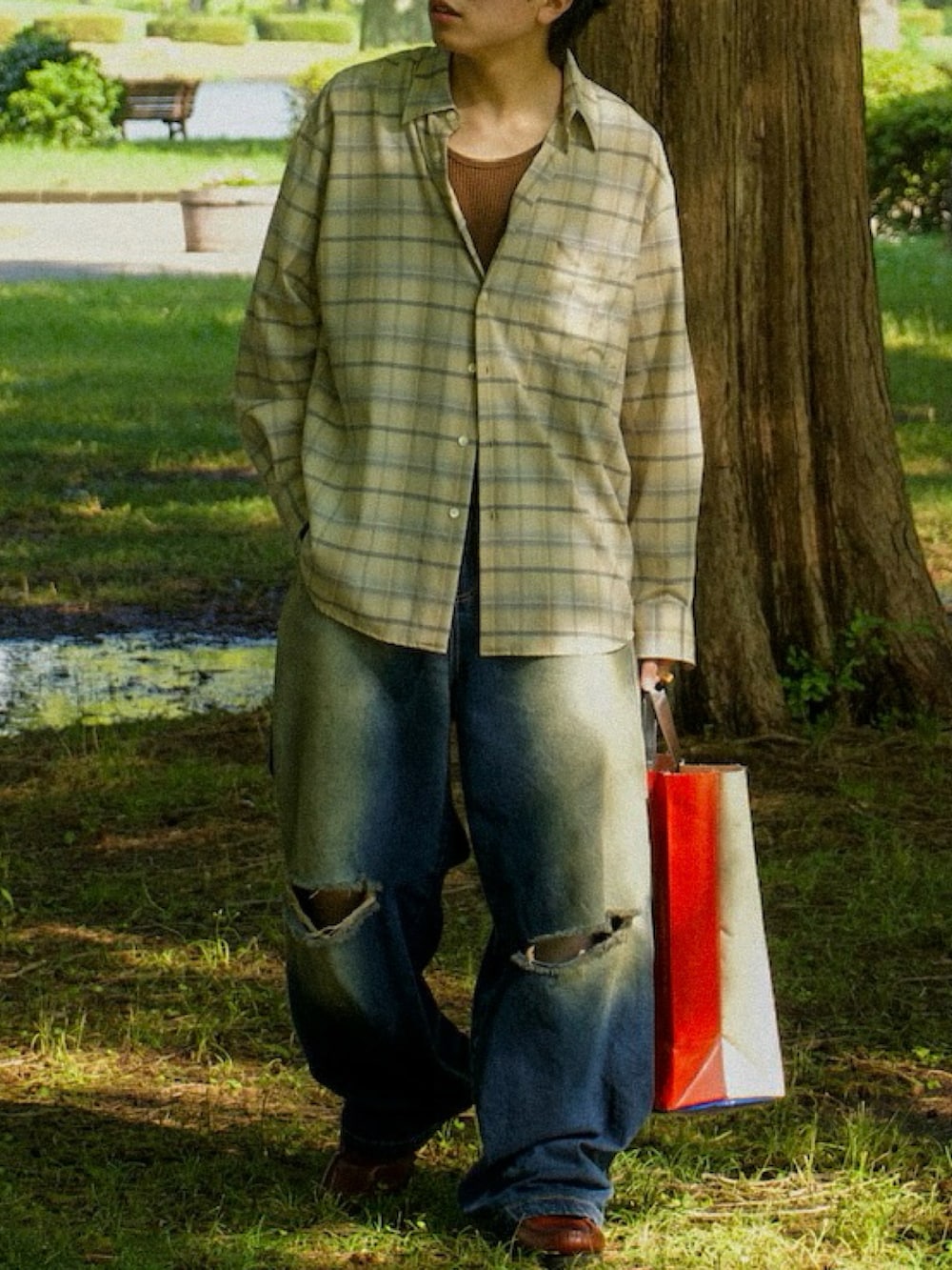 ベージュ系のシャツ/ブラウス、ブラウン系のタンクトップ、ブルー系のデニムパンツを着用したメンズの夏コーディネートの5枚目の写真