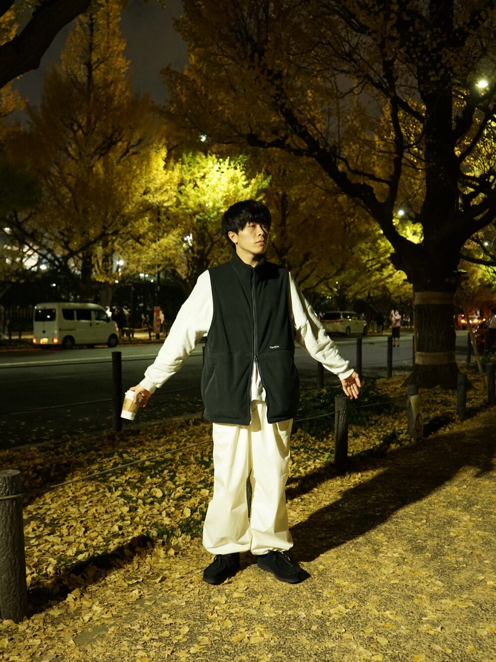 ブルー系のその他アウター、グレー系のスウェット、ホワイト系のカーゴパンツを着用したメンズの秋コーディネートの4枚目の写真