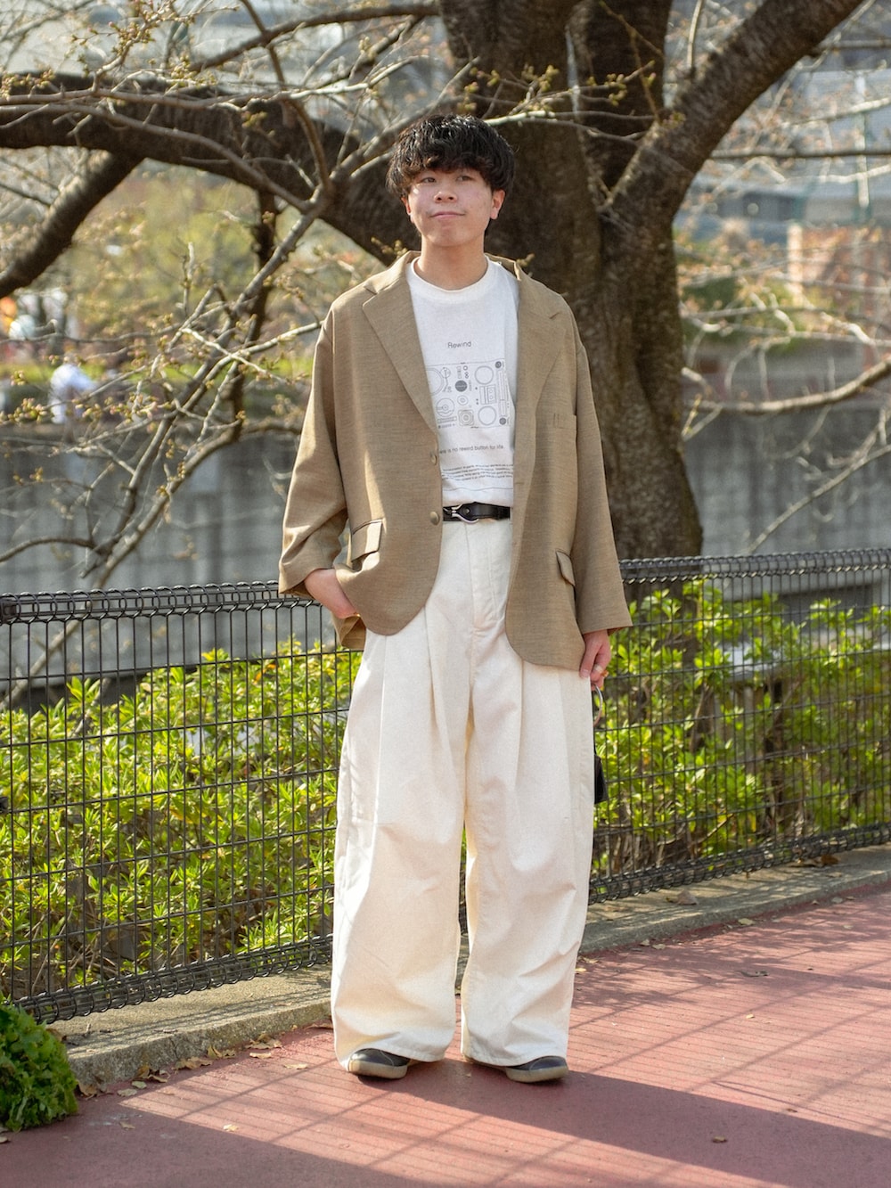 ブラウン系のテーラードジャケット、その他のTシャツ/カットソー、ホワイト系のチノパンツを着用したメンズの春コーディネートの2枚目の写真