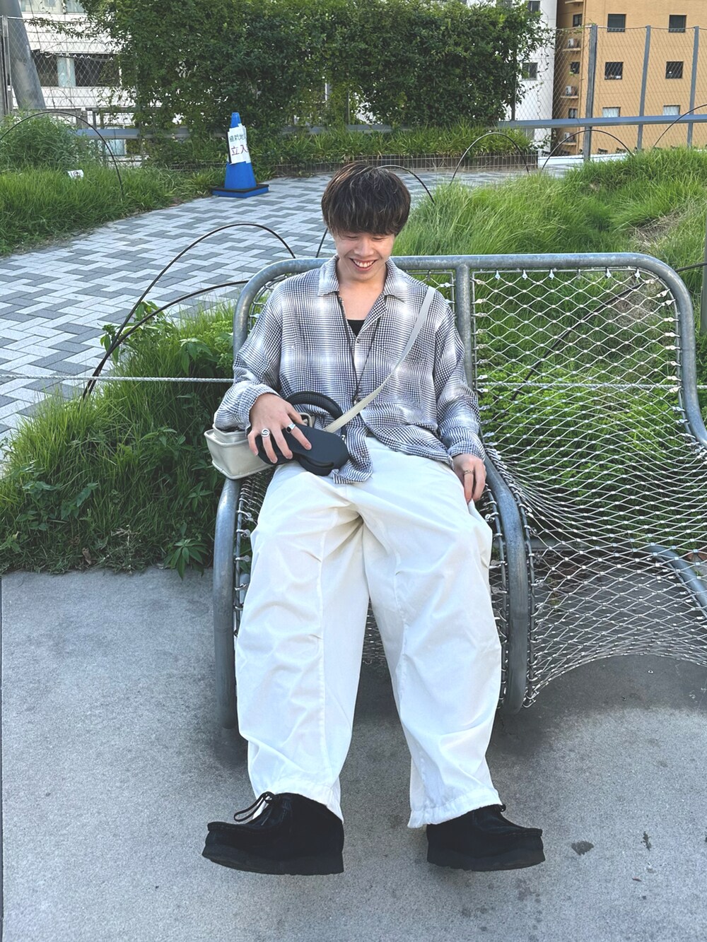 ホワイト系のシャツ/ブラウス、ホワイト系のカーゴパンツ、ブラック系のその他シューズを着用したメンズの夏コーディネートの3枚目の写真