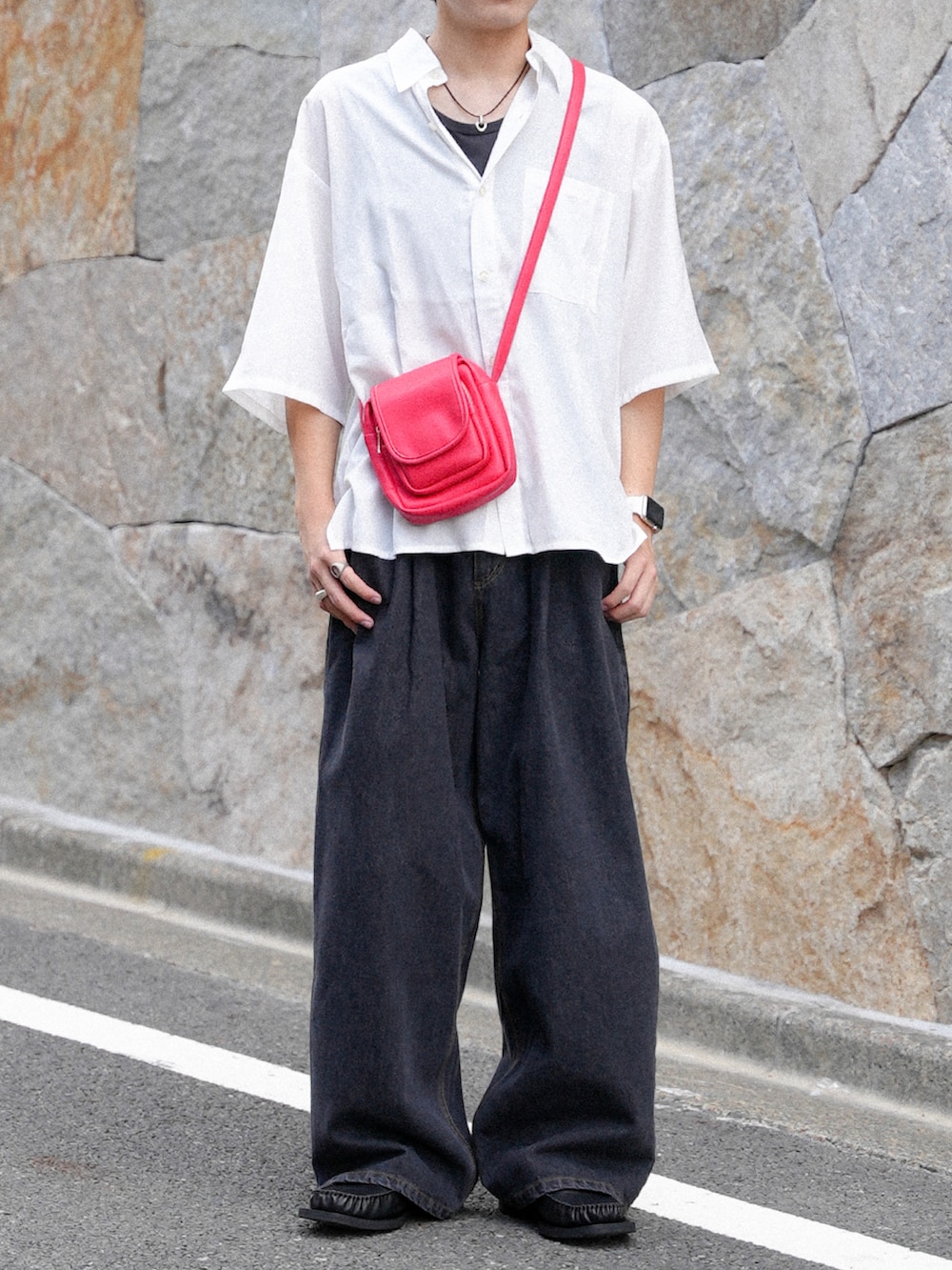 ホワイト系のシャツ/ブラウス、ブラック系のデニムパンツ、レッド系のショルダーバッグを着用したメンズの秋コーディネートの5枚目の写真