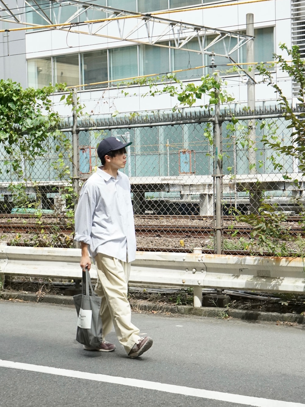 ブラック系のシャツ/ブラウス、ベージュ系のチノパンツ、グレー系のトートバッグを着用したメンズの秋コーディネートの4枚目の写真