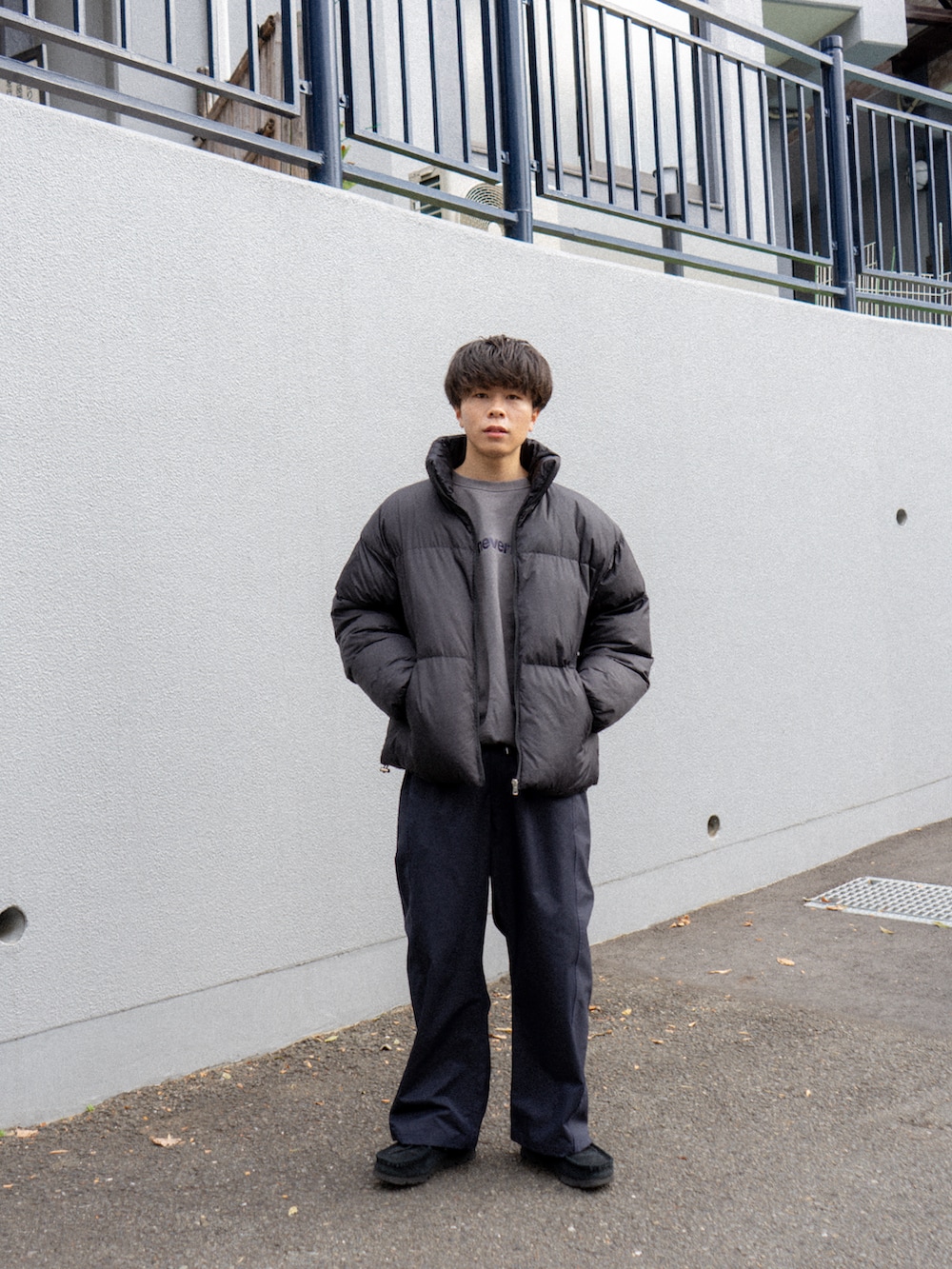 ブラック系のダウンジャケット/コート、ブラック系のその他パンツ、ブラック系のその他シューズを着用したメンズの冬コーディネートの3枚目の写真