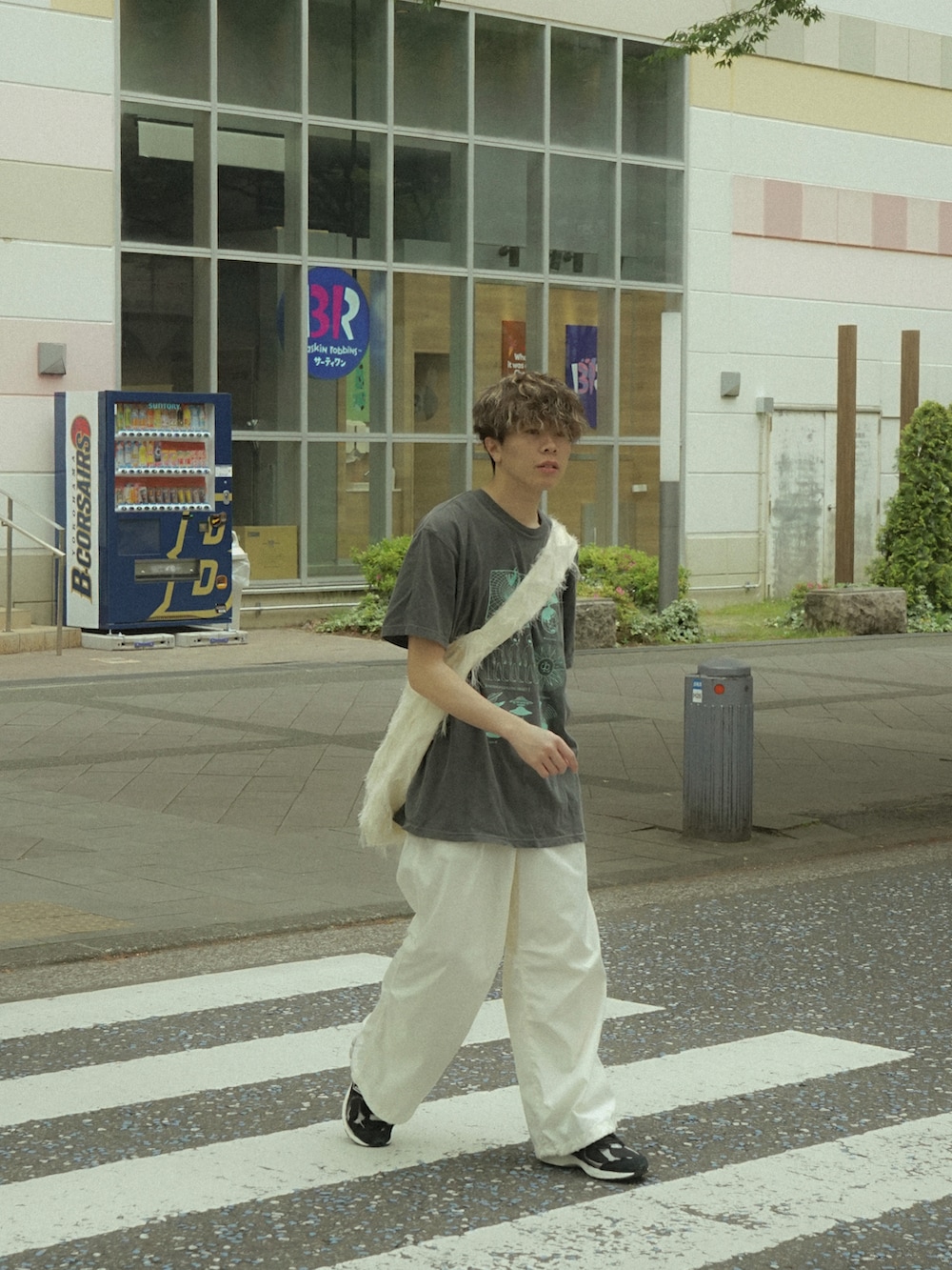 グレー系のTシャツ/カットソー、ホワイト系のカーゴパンツ、ホワイト系のショルダーバッグを着用したメンズの春コーディネートの3枚目の写真