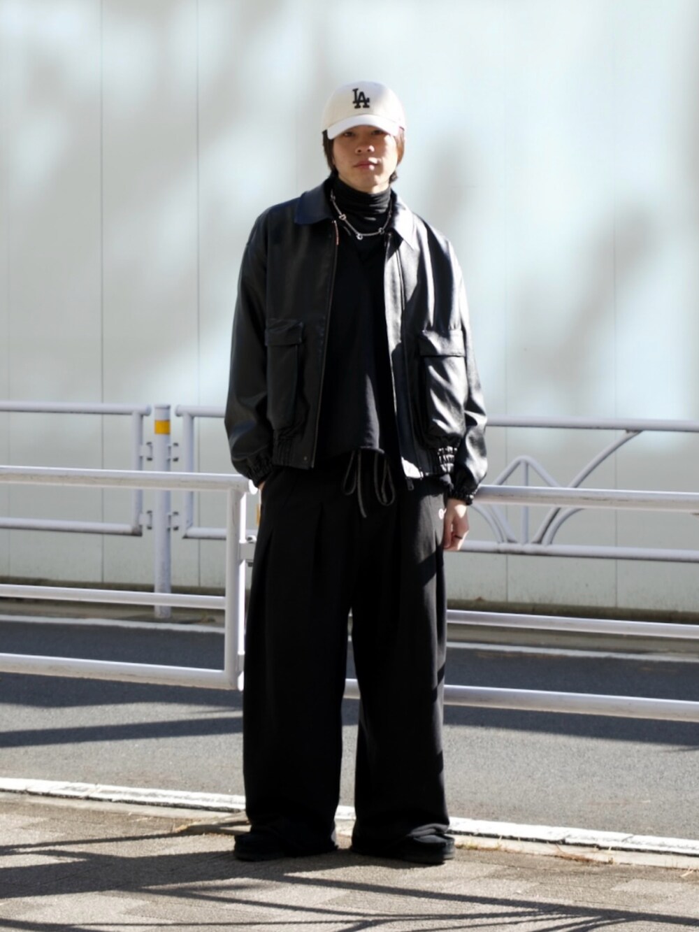 ブラック系のブルゾン、ブラック系のスウェット、ブラック系のスウェットパンツを着用したメンズの冬コーディネートの2枚目の写真