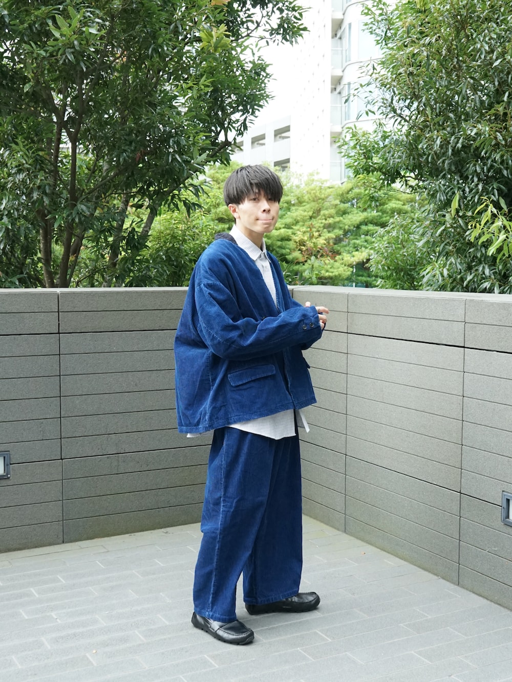 ブルー系のテーラードジャケット、ブラック系のシャツ/ブラウス、ブルー系のスラックスを着用したメンズの秋コーディネートの3枚目の写真