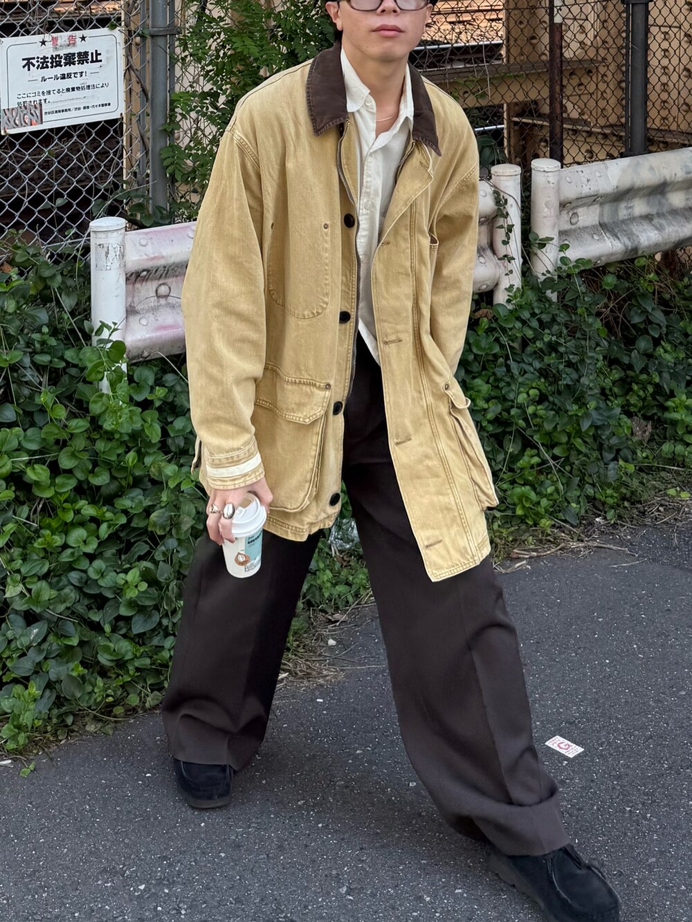ブラック系のモカシン/デッキシューズ、イエロー系のデニムジャケット、ブラウン系のサングラスを着用したメンズの秋コーディネートの5枚目の写真